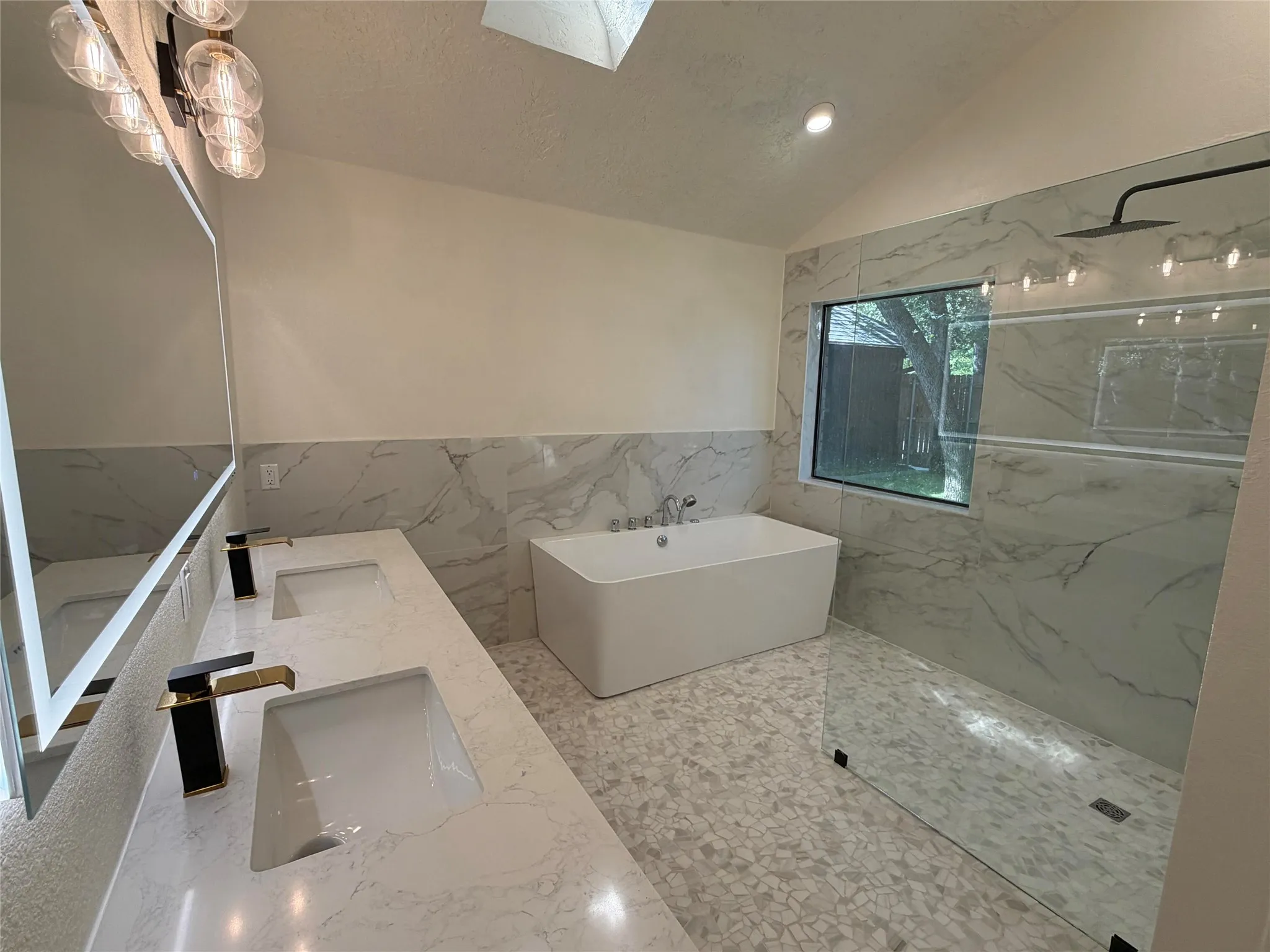 Single Family Residence For Sale in Tarrant County , 2200 Sand Creek Court, Arlington, Texas 76006, 3 Bedroom, 3 Bathroom, 2 Garage spaces, 2,347 Sqft, built in 1985, mls#21356299, Real Estate Agent in Arlington, Homes For Sale in Tarrant county, Homes For Sale in Arlington, Realtor in Arlington Texas, Real Estate Brokerage Independent Realty Texas, Luminita Cordes Realtor