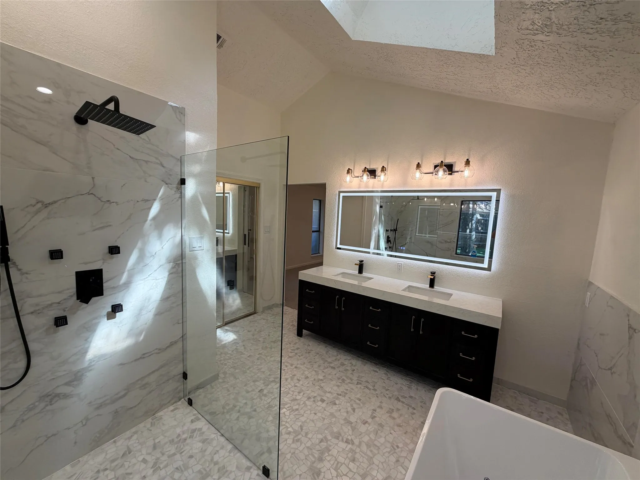 Single Family Residence For Sale in Tarrant County , 2200 Sand Creek Court, Arlington, Texas 76006, 3 Bedroom, 3 Bathroom, 2 Garage spaces, 2,347 Sqft, built in 1985, mls#21356299, Real Estate Agent in Arlington, Homes For Sale in Tarrant county, Homes For Sale in Arlington, Realtor in Arlington Texas, Real Estate Brokerage Independent Realty Texas, Luminita Cordes Realtor