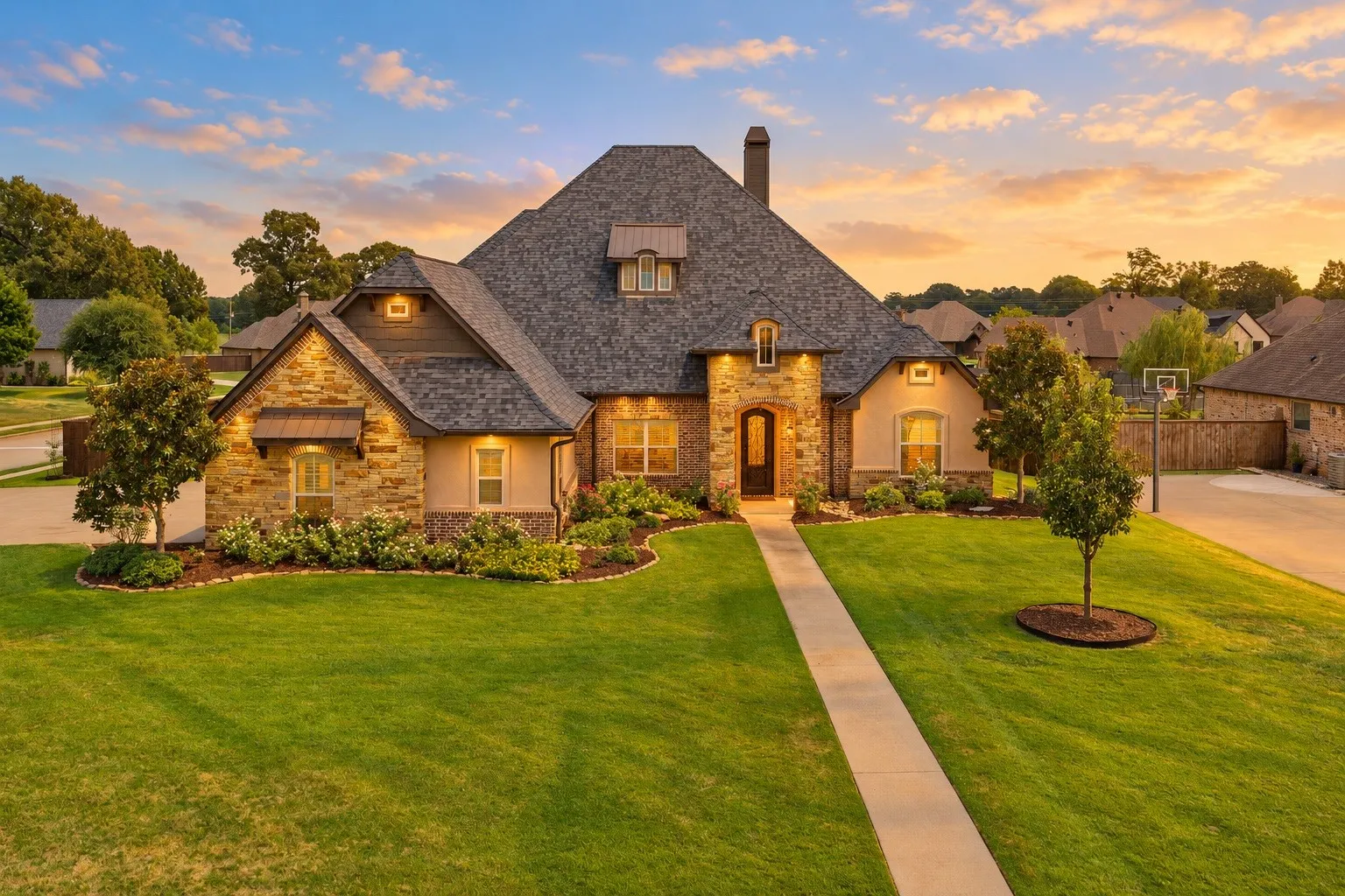 Single Family Residence For Sale in Harrison County , 115 Circle Club Lane, Longview, Texas 75602, 4 Bedroom, 4 Bathroom, 3 Garage spaces, 2,830 Sqft, built in 2015, mls#21355526, Real Estate Agent in Longview, Homes For Sale in Harrison county, Homes For Sale in Longview, Realtor in Longview Texas, Real Estate Brokerage Independent Realty Texas, Luminita Cordes Realtor