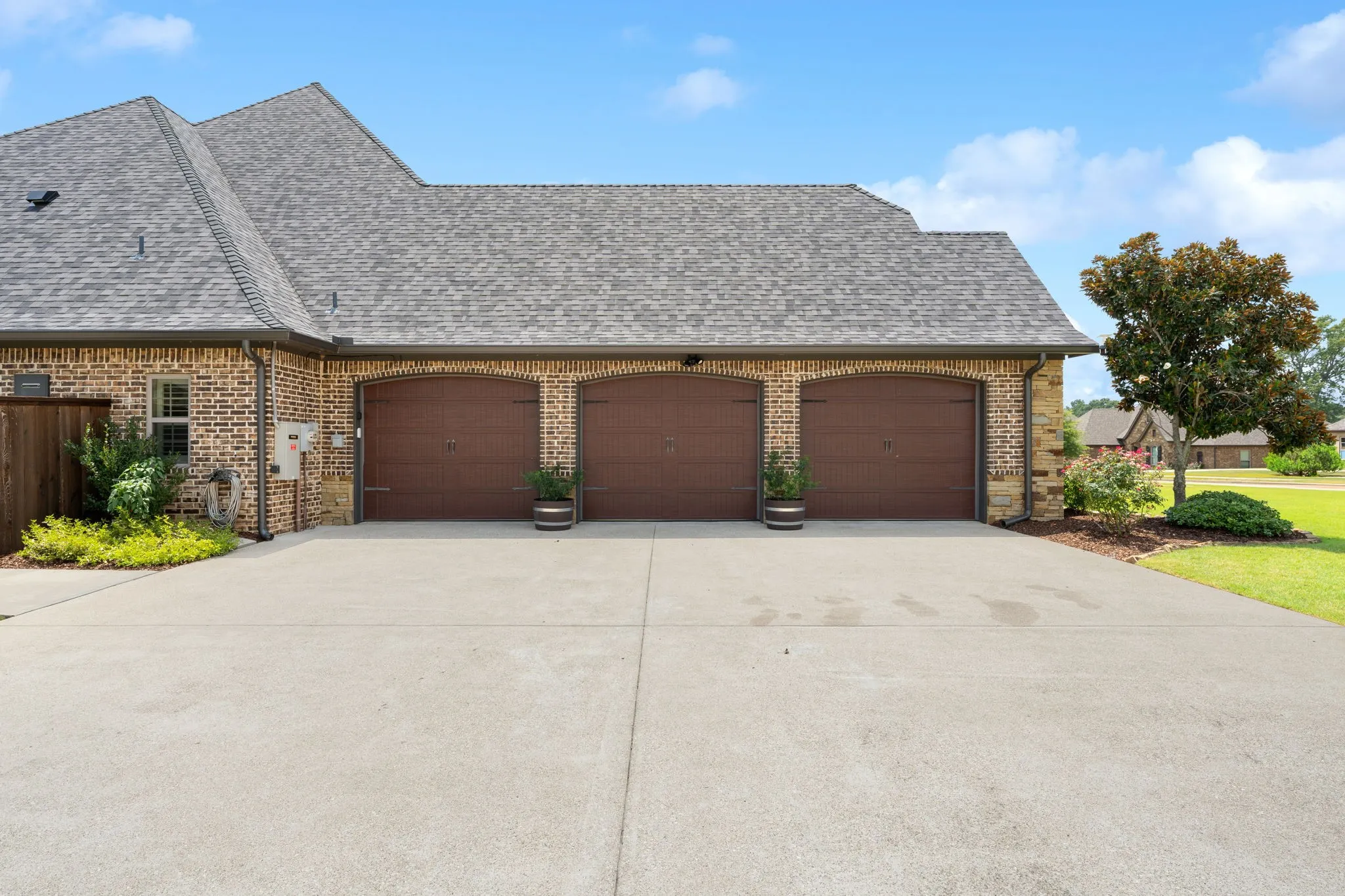 Single Family Residence For Sale in Harrison County , 115 Circle Club Lane, Longview, Texas 75602, 4 Bedroom, 4 Bathroom, 3 Garage spaces, 2,830 Sqft, built in 2015, mls#21355526, Real Estate Agent in Longview, Homes For Sale in Harrison county, Homes For Sale in Longview, Realtor in Longview Texas, Real Estate Brokerage Independent Realty Texas, Luminita Cordes Realtor