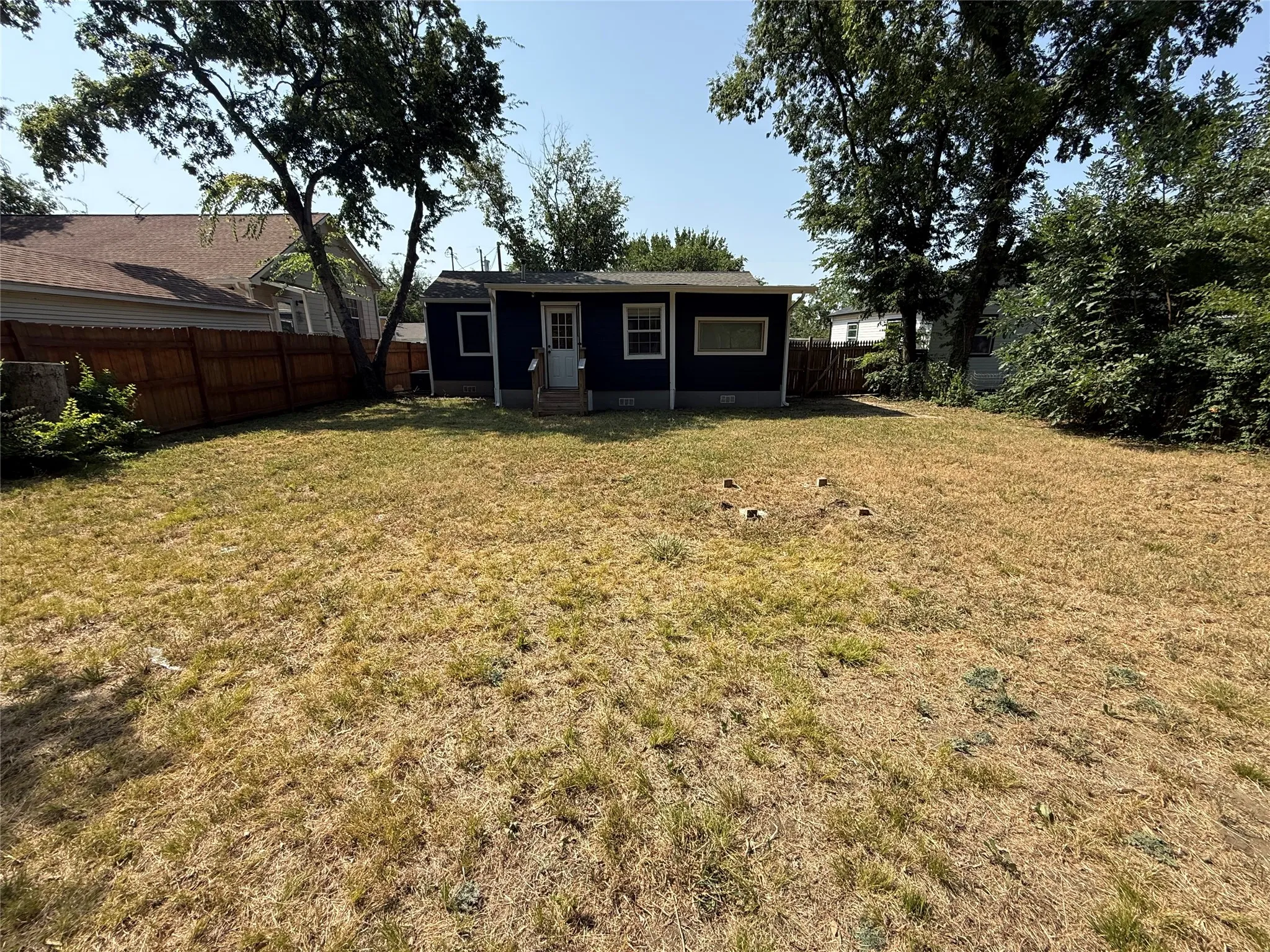 Single Family Residence For Sale in Grayson County , 1033 S Hub Street, Sherman, Texas 75090, 3 Bedroom, 1 Bathroom, Garage spaces, 1,026 Sqft, built in 1948, Price $145,000, mls#21355154, Real Estate Agent in Sherman, Homes For Sale in Grayson county, Homes For Sale in Sherman, Realtor in Sherman Texas, Real Estate Brokerage Independent Realty Texas, Luminita Cordes Realtor