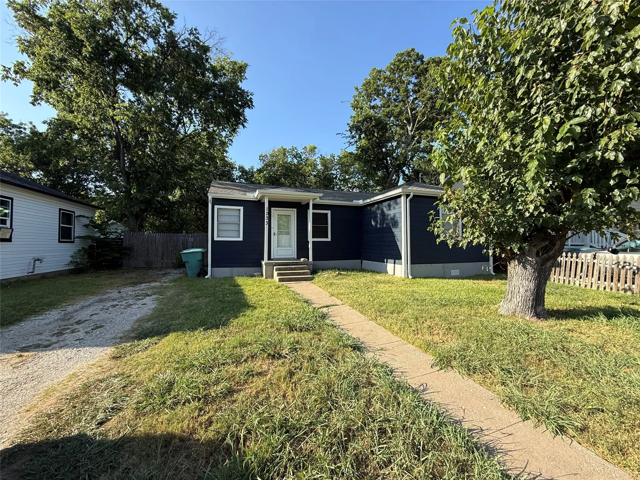 Single Family Residence For Sale in Grayson County , 1033 S Hub Street, Sherman, Texas 75090, 3 Bedroom, 1 Bathroom, Garage spaces, 1,026 Sqft, built in 1948, Price $145,000, mls#21355154, Real Estate Agent in Sherman, Homes For Sale in Grayson county, Homes For Sale in Sherman, Realtor in Sherman Texas, Real Estate Brokerage Independent Realty Texas, Luminita Cordes Realtor