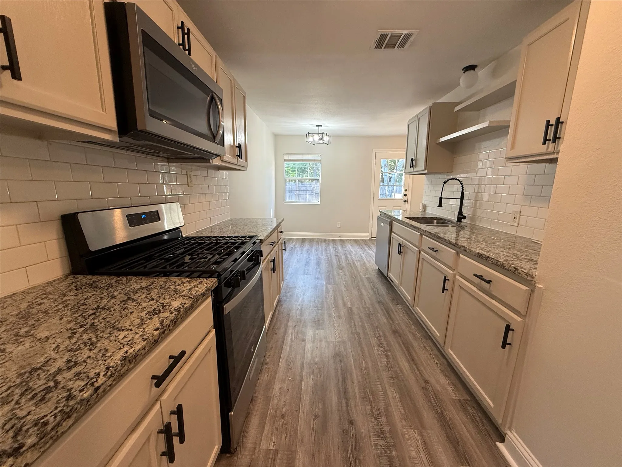 Single Family Residence For Sale in Grayson County , 1033 S Hub Street, Sherman, Texas 75090, 3 Bedroom, 1 Bathroom, Garage spaces, 1,026 Sqft, built in 1948, Price $145,000, mls#21355154, Real Estate Agent in Sherman, Homes For Sale in Grayson county, Homes For Sale in Sherman, Realtor in Sherman Texas, Real Estate Brokerage Independent Realty Texas, Luminita Cordes Realtor