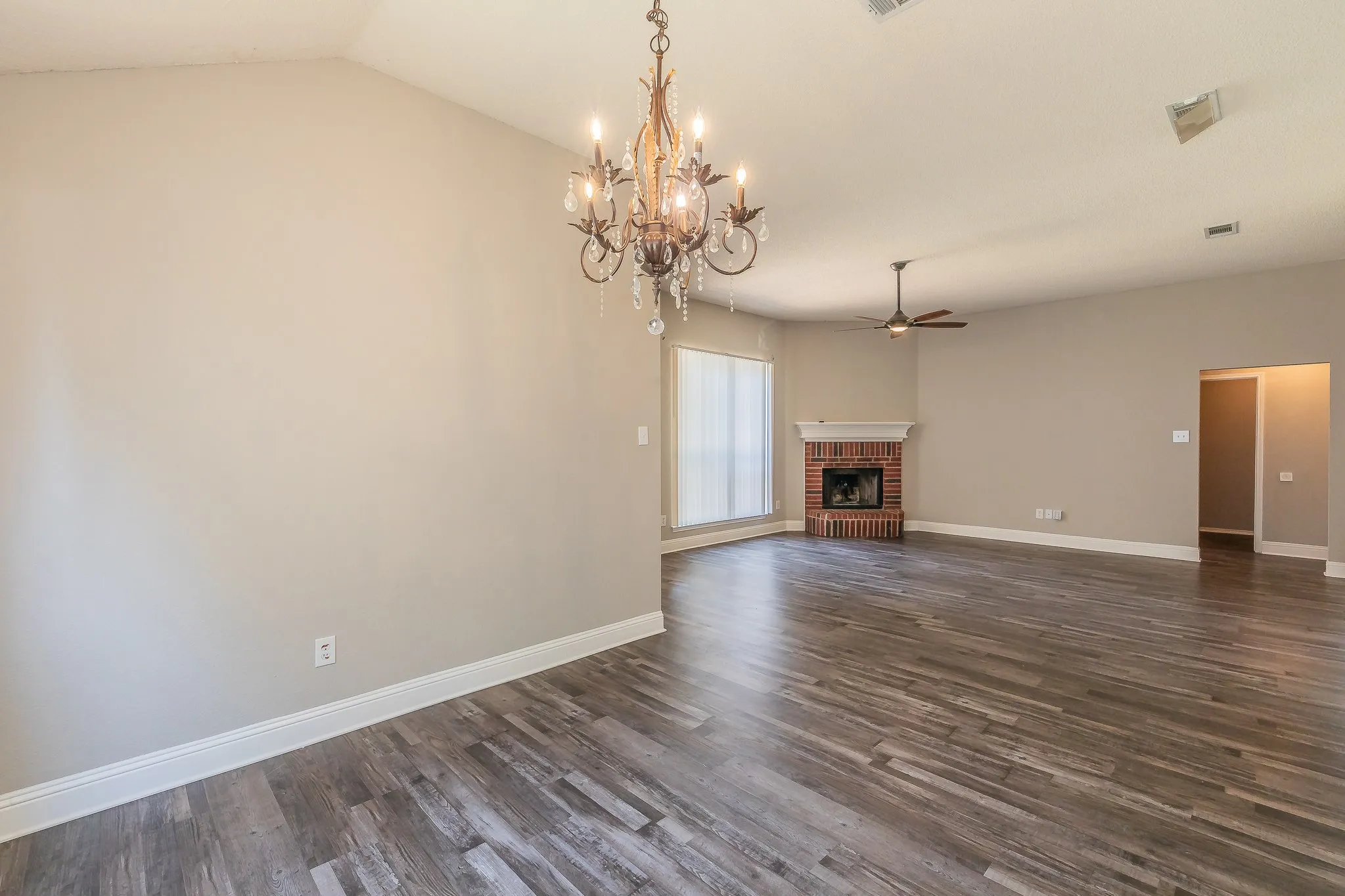 Single Family Residence For Sale in Tarrant County , 904 Parkhill Drive, Mansfield, Texas 76063, 4 Bedroom, 2 Bathroom, 2 Garage spaces, 1,804 Sqft, built in 2000, mls#21355005, Real Estate Agent in Mansfield, Homes For Sale in Tarrant county, Homes For Sale in Mansfield, Realtor in Mansfield Texas, Real Estate Brokerage Independent Realty Texas, Luminita Cordes Realtor