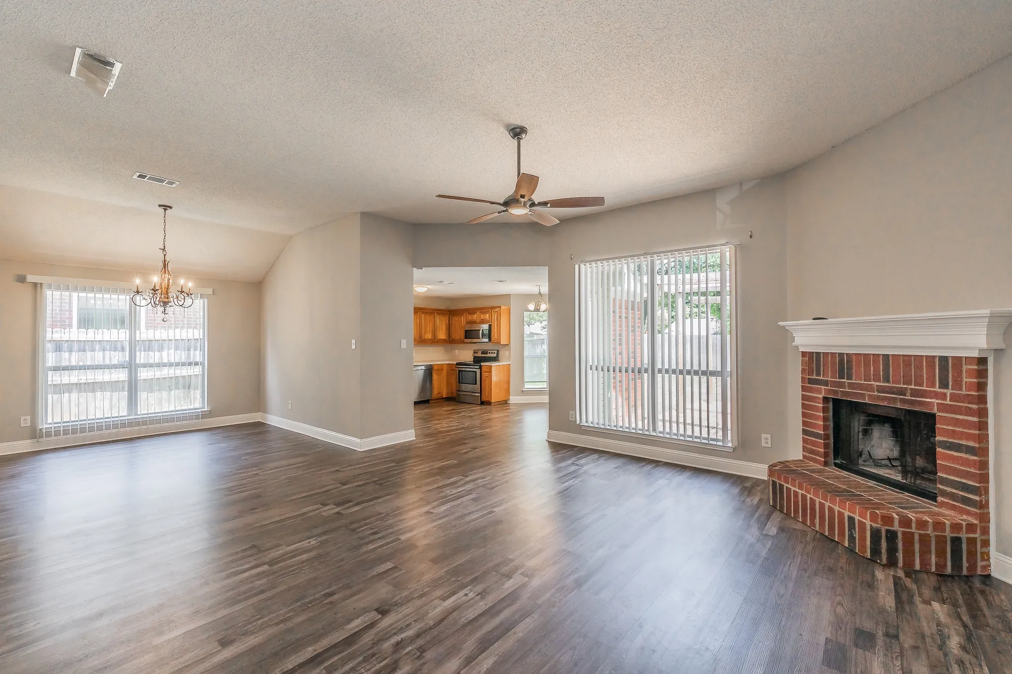 Single Family Residence For Sale in Tarrant County , 904 Parkhill Drive, Mansfield, Texas 76063, 4 Bedroom, 2 Bathroom, 2 Garage spaces, 1,804 Sqft, built in 2000, mls#21355005, Real Estate Agent in Mansfield, Homes For Sale in Tarrant county, Homes For Sale in Mansfield, Realtor in Mansfield Texas, Real Estate Brokerage Independent Realty Texas, Luminita Cordes Realtor