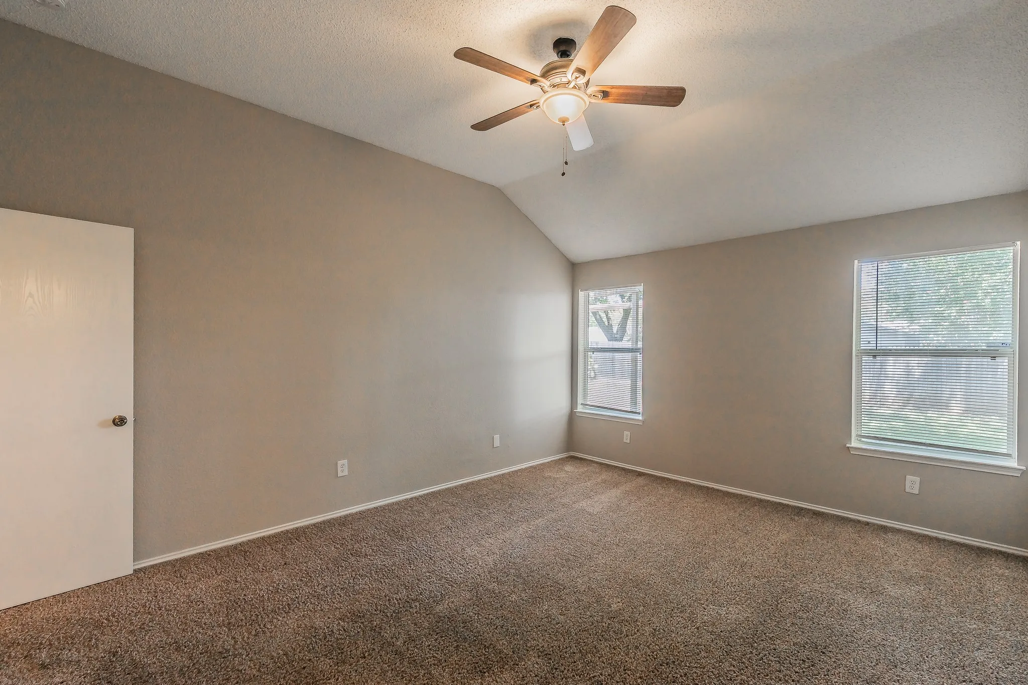 Single Family Residence For Sale in Tarrant County , 904 Parkhill Drive, Mansfield, Texas 76063, 4 Bedroom, 2 Bathroom, 2 Garage spaces, 1,804 Sqft, built in 2000, mls#21355005, Real Estate Agent in Mansfield, Homes For Sale in Tarrant county, Homes For Sale in Mansfield, Realtor in Mansfield Texas, Real Estate Brokerage Independent Realty Texas, Luminita Cordes Realtor
