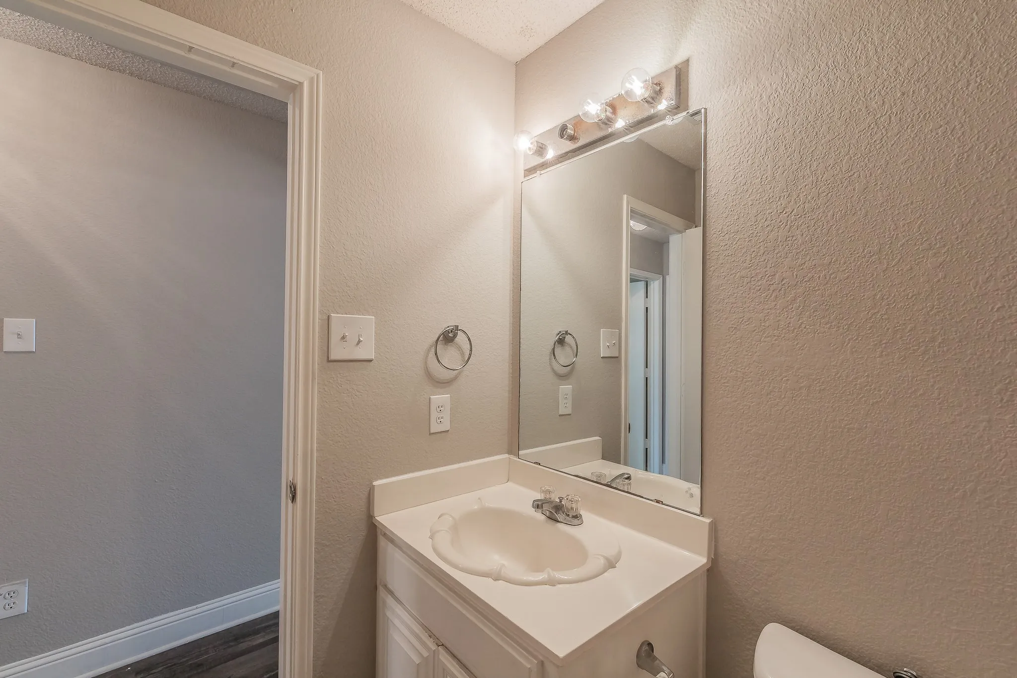 Single Family Residence For Sale in Tarrant County , 904 Parkhill Drive, Mansfield, Texas 76063, 4 Bedroom, 2 Bathroom, 2 Garage spaces, 1,804 Sqft, built in 2000, mls#21355005, Real Estate Agent in Mansfield, Homes For Sale in Tarrant county, Homes For Sale in Mansfield, Realtor in Mansfield Texas, Real Estate Brokerage Independent Realty Texas, Luminita Cordes Realtor