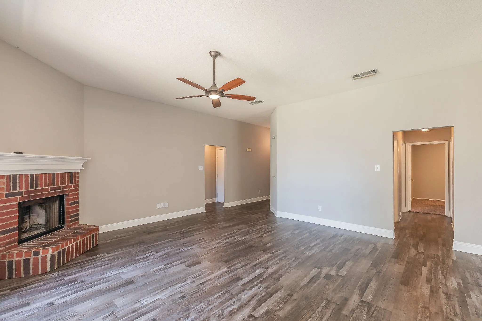 Single Family Residence For Sale in Tarrant County , 904 Parkhill Drive, Mansfield, Texas 76063, 4 Bedroom, 2 Bathroom, 2 Garage spaces, 1,804 Sqft, built in 2000, mls#21355005, Real Estate Agent in Mansfield, Homes For Sale in Tarrant county, Homes For Sale in Mansfield, Realtor in Mansfield Texas, Real Estate Brokerage Independent Realty Texas, Luminita Cordes Realtor