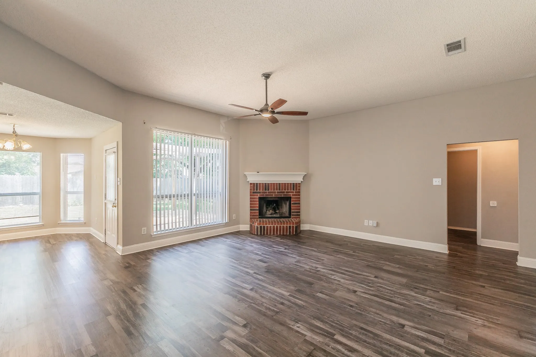 Single Family Residence For Sale in Tarrant County , 904 Parkhill Drive, Mansfield, Texas 76063, 4 Bedroom, 2 Bathroom, 2 Garage spaces, 1,804 Sqft, built in 2000, mls#21355005, Real Estate Agent in Mansfield, Homes For Sale in Tarrant county, Homes For Sale in Mansfield, Realtor in Mansfield Texas, Real Estate Brokerage Independent Realty Texas, Luminita Cordes Realtor