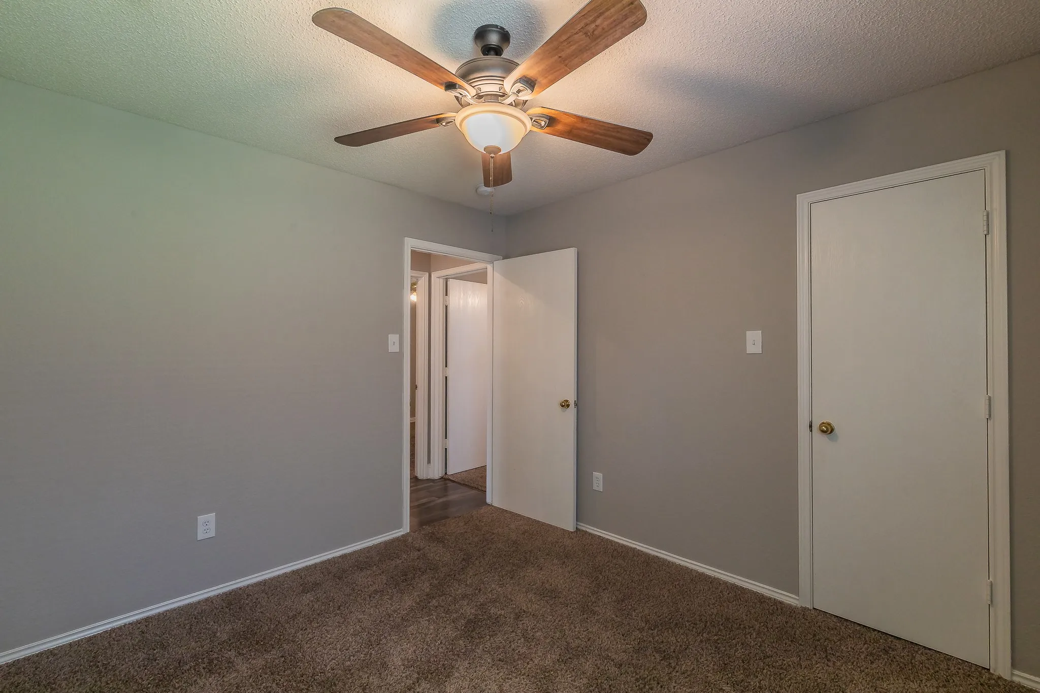 Single Family Residence For Sale in Tarrant County , 904 Parkhill Drive, Mansfield, Texas 76063, 4 Bedroom, 2 Bathroom, 2 Garage spaces, 1,804 Sqft, built in 2000, mls#21355005, Real Estate Agent in Mansfield, Homes For Sale in Tarrant county, Homes For Sale in Mansfield, Realtor in Mansfield Texas, Real Estate Brokerage Independent Realty Texas, Luminita Cordes Realtor