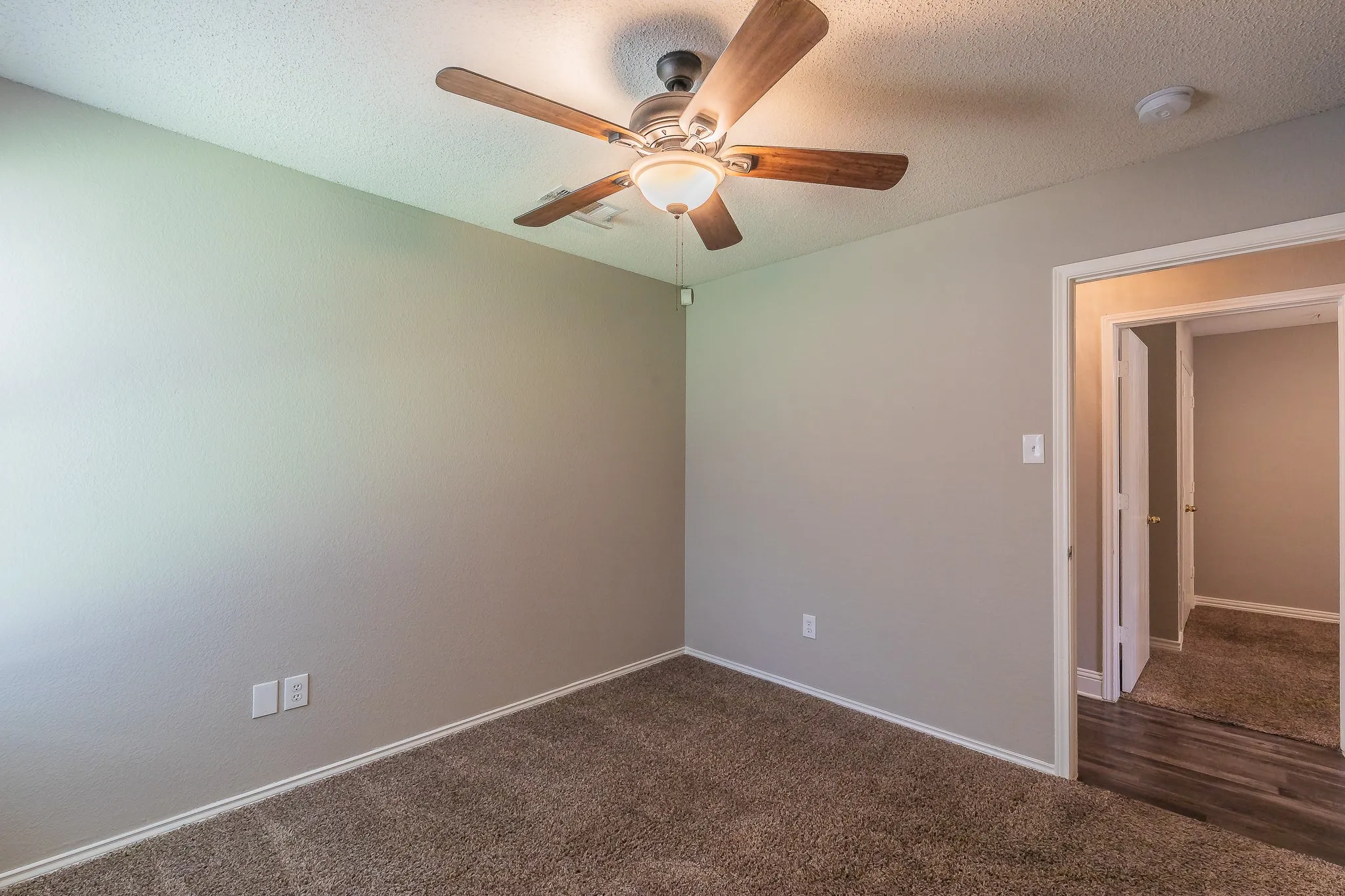 Single Family Residence For Sale in Tarrant County , 904 Parkhill Drive, Mansfield, Texas 76063, 4 Bedroom, 2 Bathroom, 2 Garage spaces, 1,804 Sqft, built in 2000, mls#21355005, Real Estate Agent in Mansfield, Homes For Sale in Tarrant county, Homes For Sale in Mansfield, Realtor in Mansfield Texas, Real Estate Brokerage Independent Realty Texas, Luminita Cordes Realtor