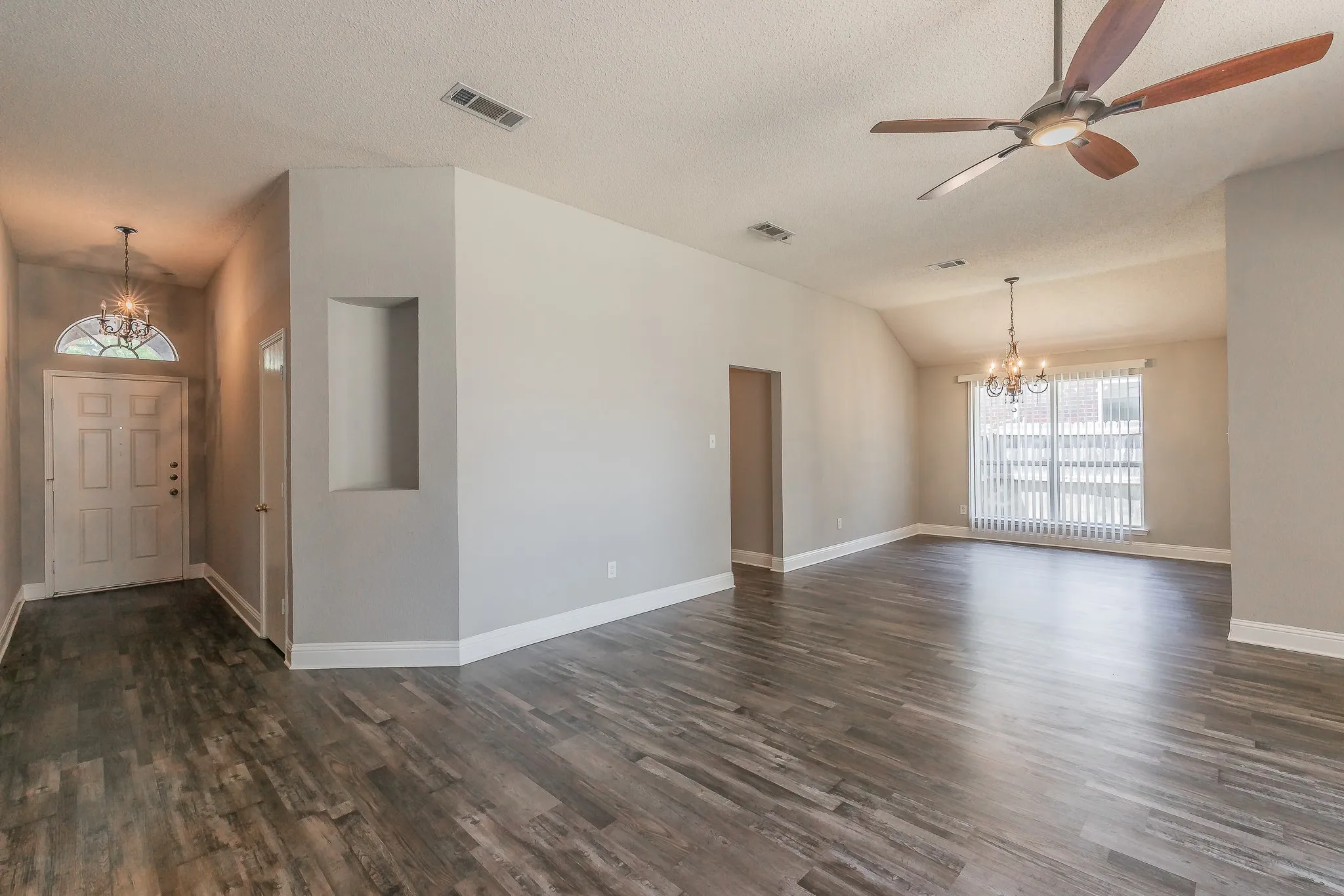 Single Family Residence For Sale in Tarrant County , 904 Parkhill Drive, Mansfield, Texas 76063, 4 Bedroom, 2 Bathroom, 2 Garage spaces, 1,804 Sqft, built in 2000, mls#21355005, Real Estate Agent in Mansfield, Homes For Sale in Tarrant county, Homes For Sale in Mansfield, Realtor in Mansfield Texas, Real Estate Brokerage Independent Realty Texas, Luminita Cordes Realtor