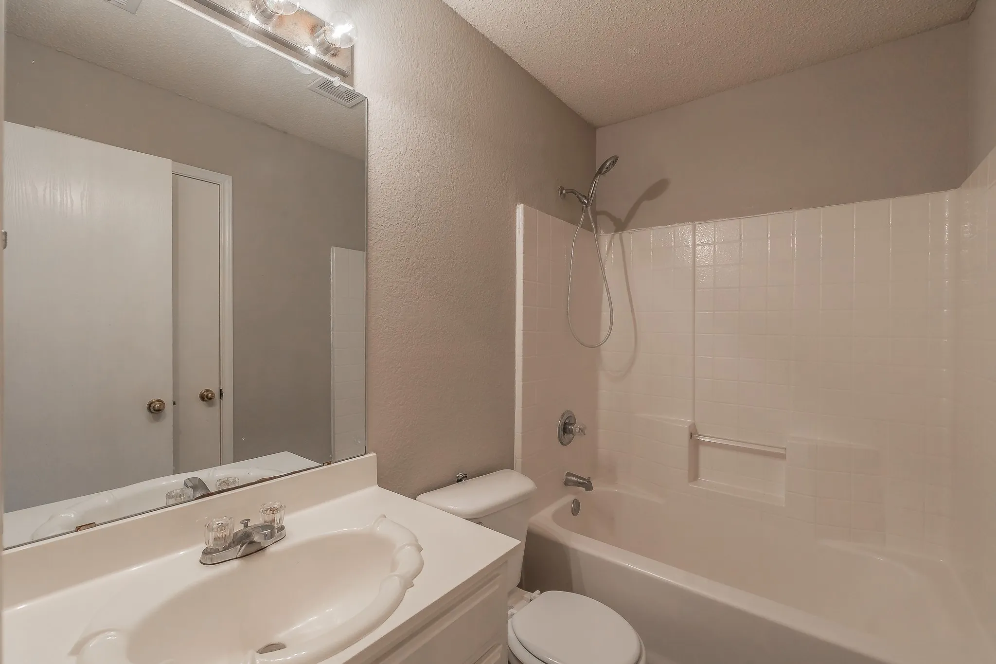 Single Family Residence For Sale in Tarrant County , 904 Parkhill Drive, Mansfield, Texas 76063, 4 Bedroom, 2 Bathroom, 2 Garage spaces, 1,804 Sqft, built in 2000, mls#21355005, Real Estate Agent in Mansfield, Homes For Sale in Tarrant county, Homes For Sale in Mansfield, Realtor in Mansfield Texas, Real Estate Brokerage Independent Realty Texas, Luminita Cordes Realtor