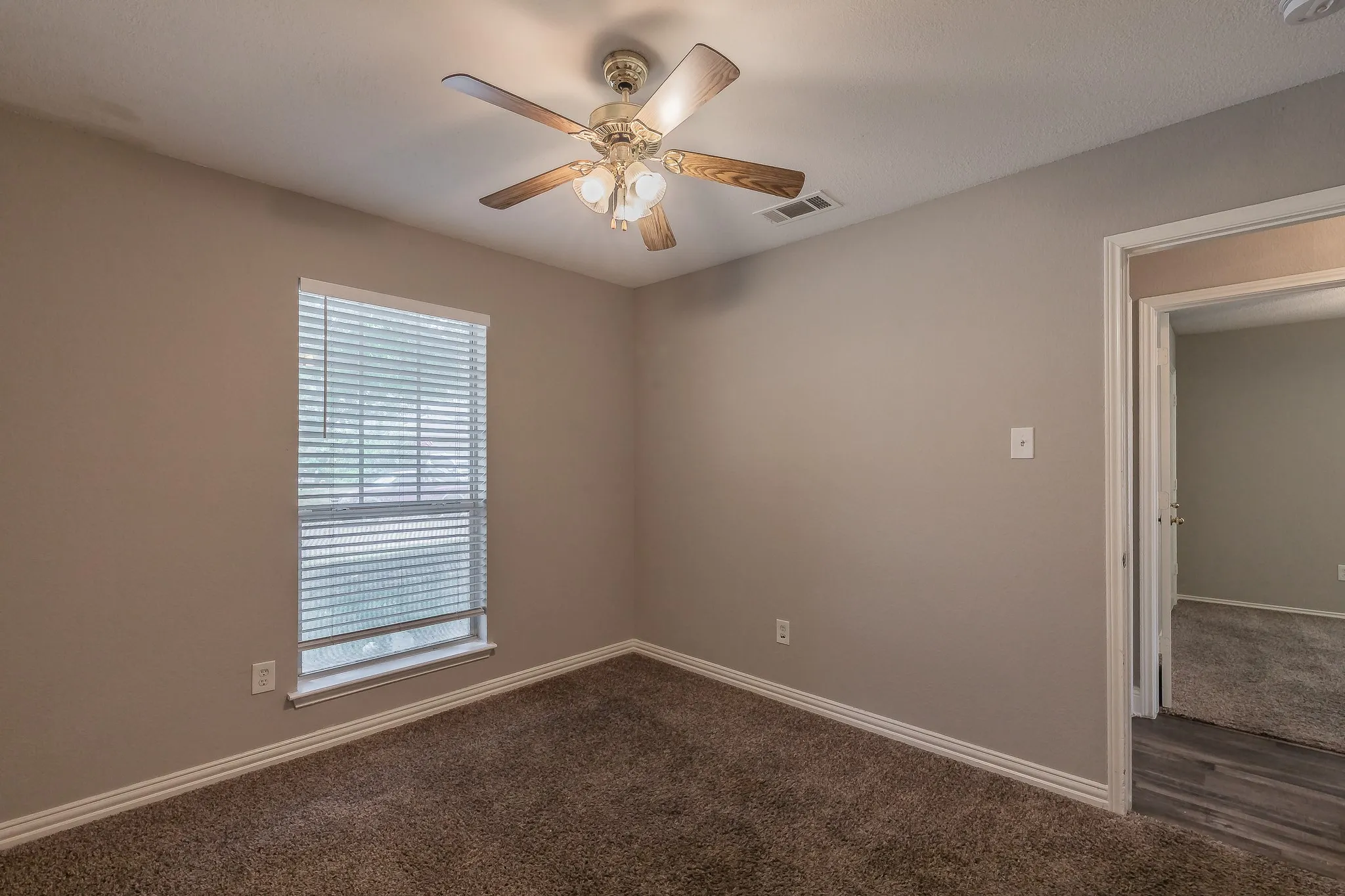 Single Family Residence For Sale in Tarrant County , 904 Parkhill Drive, Mansfield, Texas 76063, 4 Bedroom, 2 Bathroom, 2 Garage spaces, 1,804 Sqft, built in 2000, mls#21355005, Real Estate Agent in Mansfield, Homes For Sale in Tarrant county, Homes For Sale in Mansfield, Realtor in Mansfield Texas, Real Estate Brokerage Independent Realty Texas, Luminita Cordes Realtor