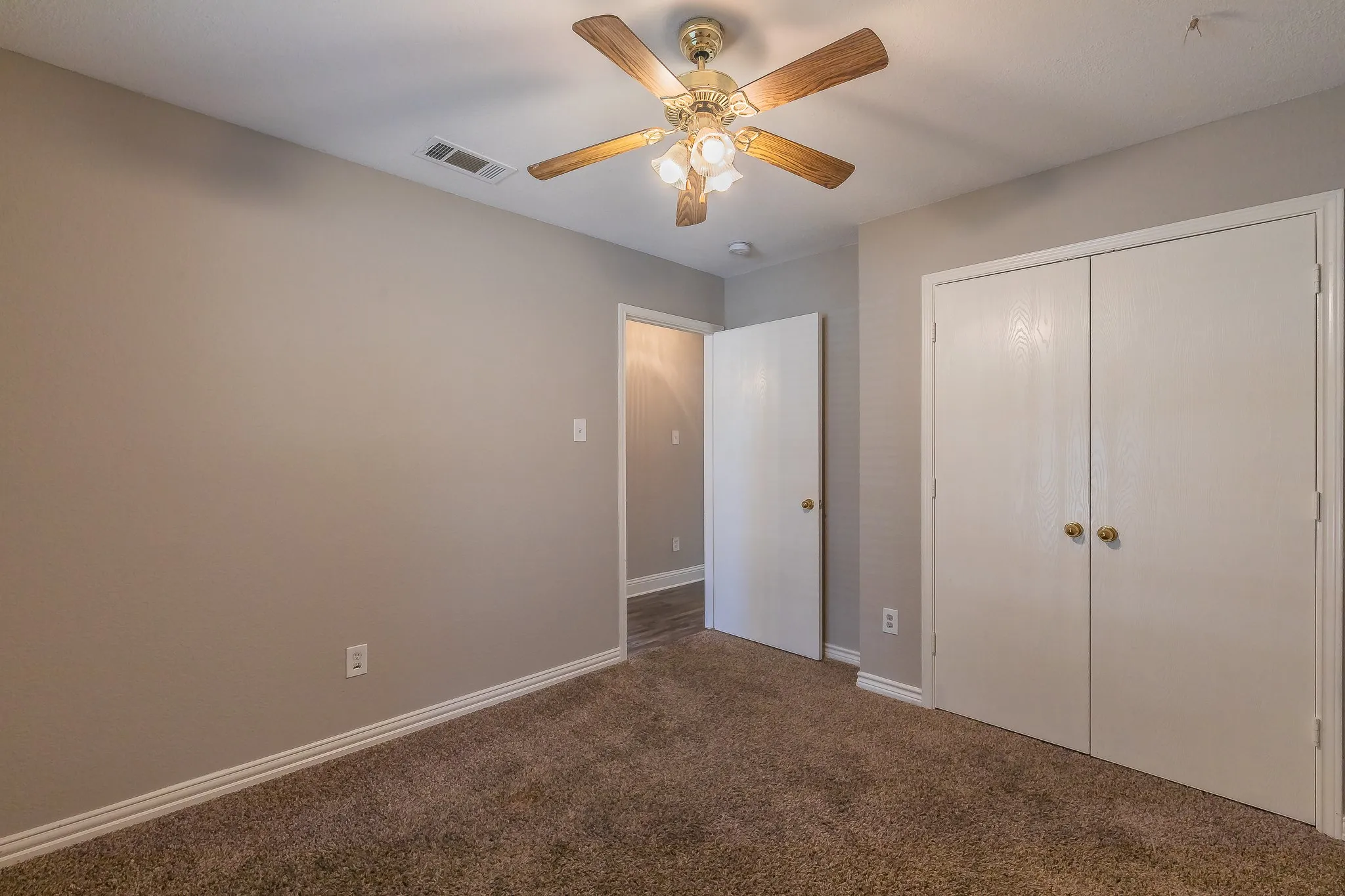 Single Family Residence For Sale in Tarrant County , 904 Parkhill Drive, Mansfield, Texas 76063, 4 Bedroom, 2 Bathroom, 2 Garage spaces, 1,804 Sqft, built in 2000, mls#21355005, Real Estate Agent in Mansfield, Homes For Sale in Tarrant county, Homes For Sale in Mansfield, Realtor in Mansfield Texas, Real Estate Brokerage Independent Realty Texas, Luminita Cordes Realtor