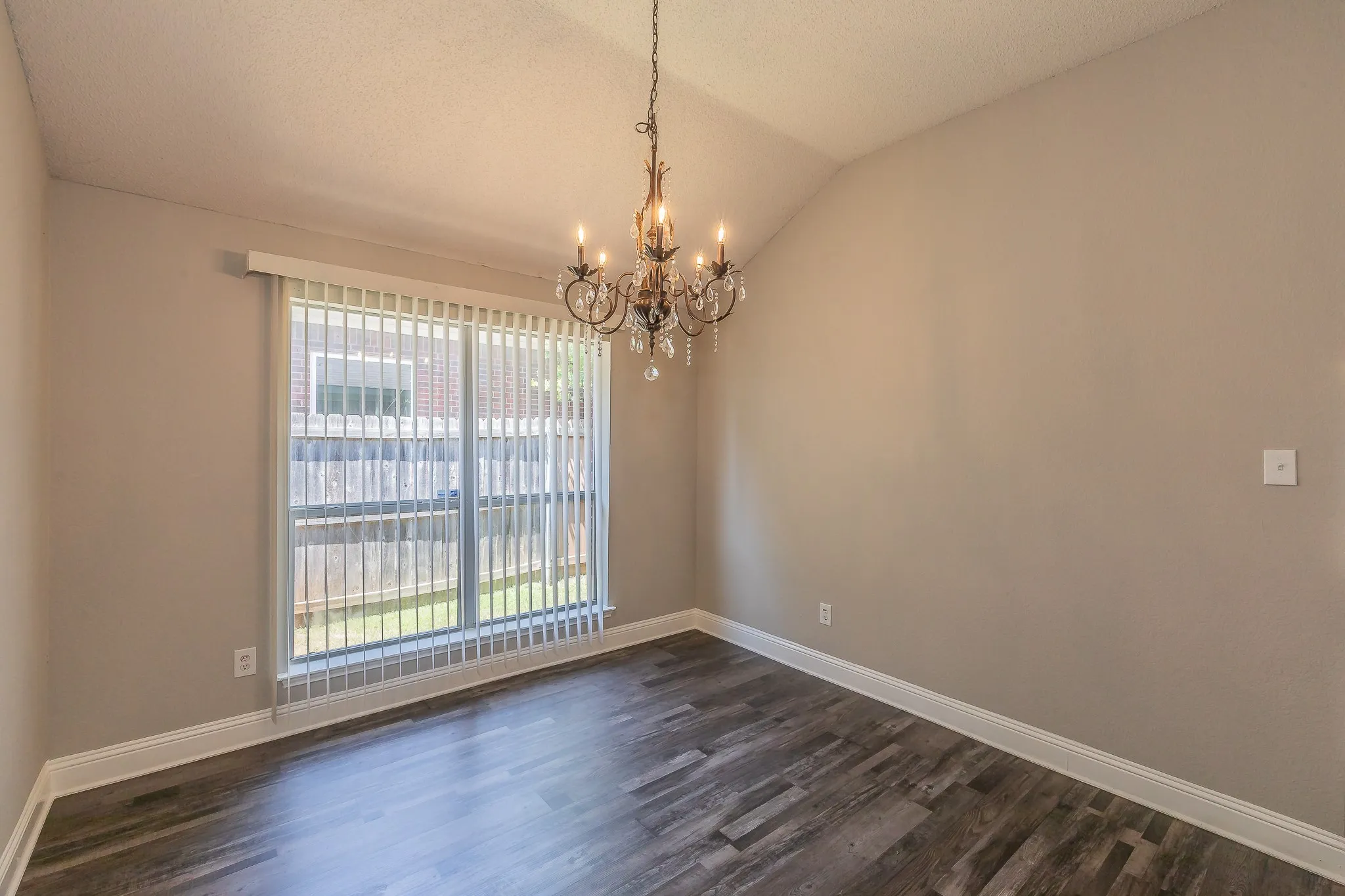Single Family Residence For Sale in Tarrant County , 904 Parkhill Drive, Mansfield, Texas 76063, 4 Bedroom, 2 Bathroom, 2 Garage spaces, 1,804 Sqft, built in 2000, mls#21355005, Real Estate Agent in Mansfield, Homes For Sale in Tarrant county, Homes For Sale in Mansfield, Realtor in Mansfield Texas, Real Estate Brokerage Independent Realty Texas, Luminita Cordes Realtor