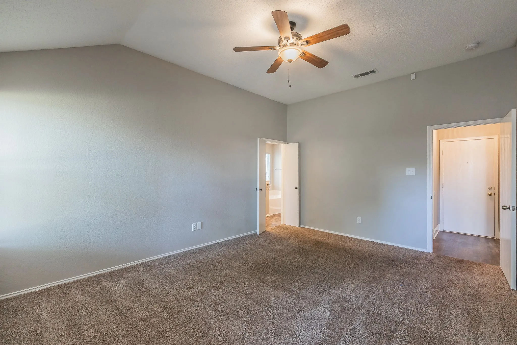 Single Family Residence For Sale in Tarrant County , 904 Parkhill Drive, Mansfield, Texas 76063, 4 Bedroom, 2 Bathroom, 2 Garage spaces, 1,804 Sqft, built in 2000, mls#21355005, Real Estate Agent in Mansfield, Homes For Sale in Tarrant county, Homes For Sale in Mansfield, Realtor in Mansfield Texas, Real Estate Brokerage Independent Realty Texas, Luminita Cordes Realtor