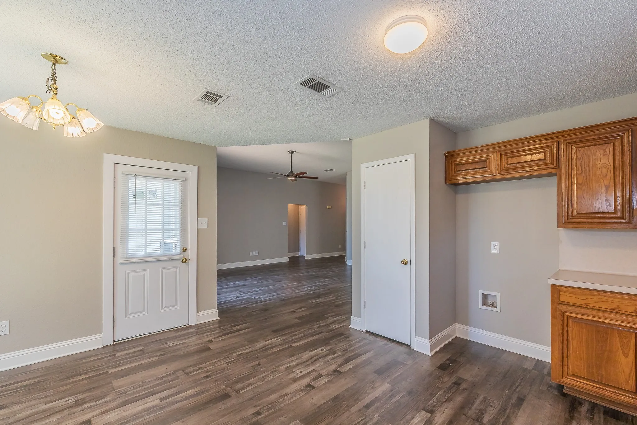 Single Family Residence For Sale in Tarrant County , 904 Parkhill Drive, Mansfield, Texas 76063, 4 Bedroom, 2 Bathroom, 2 Garage spaces, 1,804 Sqft, built in 2000, mls#21355005, Real Estate Agent in Mansfield, Homes For Sale in Tarrant county, Homes For Sale in Mansfield, Realtor in Mansfield Texas, Real Estate Brokerage Independent Realty Texas, Luminita Cordes Realtor