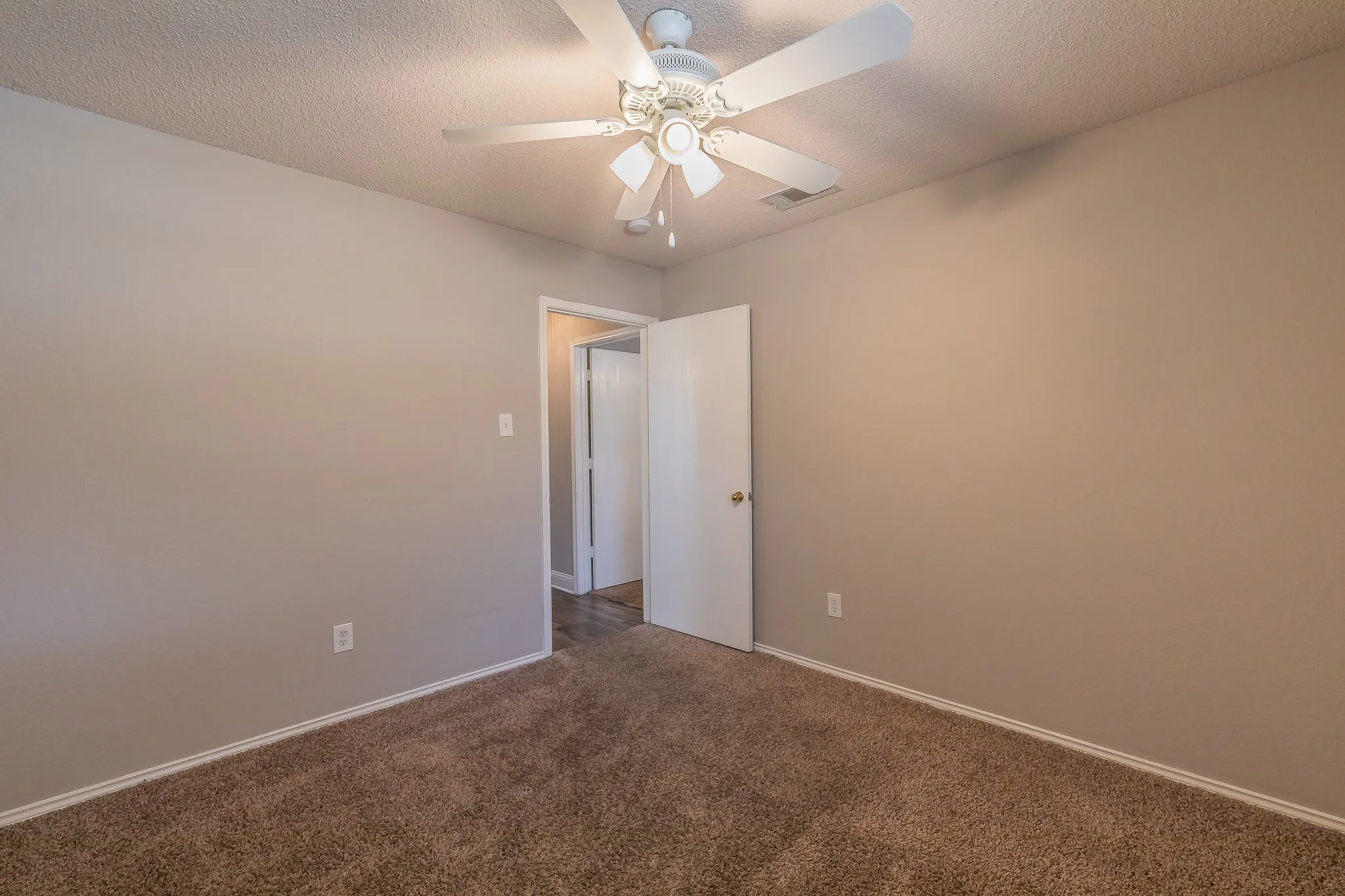 Single Family Residence For Sale in Tarrant County , 904 Parkhill Drive, Mansfield, Texas 76063, 4 Bedroom, 2 Bathroom, 2 Garage spaces, 1,804 Sqft, built in 2000, mls#21355005, Real Estate Agent in Mansfield, Homes For Sale in Tarrant county, Homes For Sale in Mansfield, Realtor in Mansfield Texas, Real Estate Brokerage Independent Realty Texas, Luminita Cordes Realtor