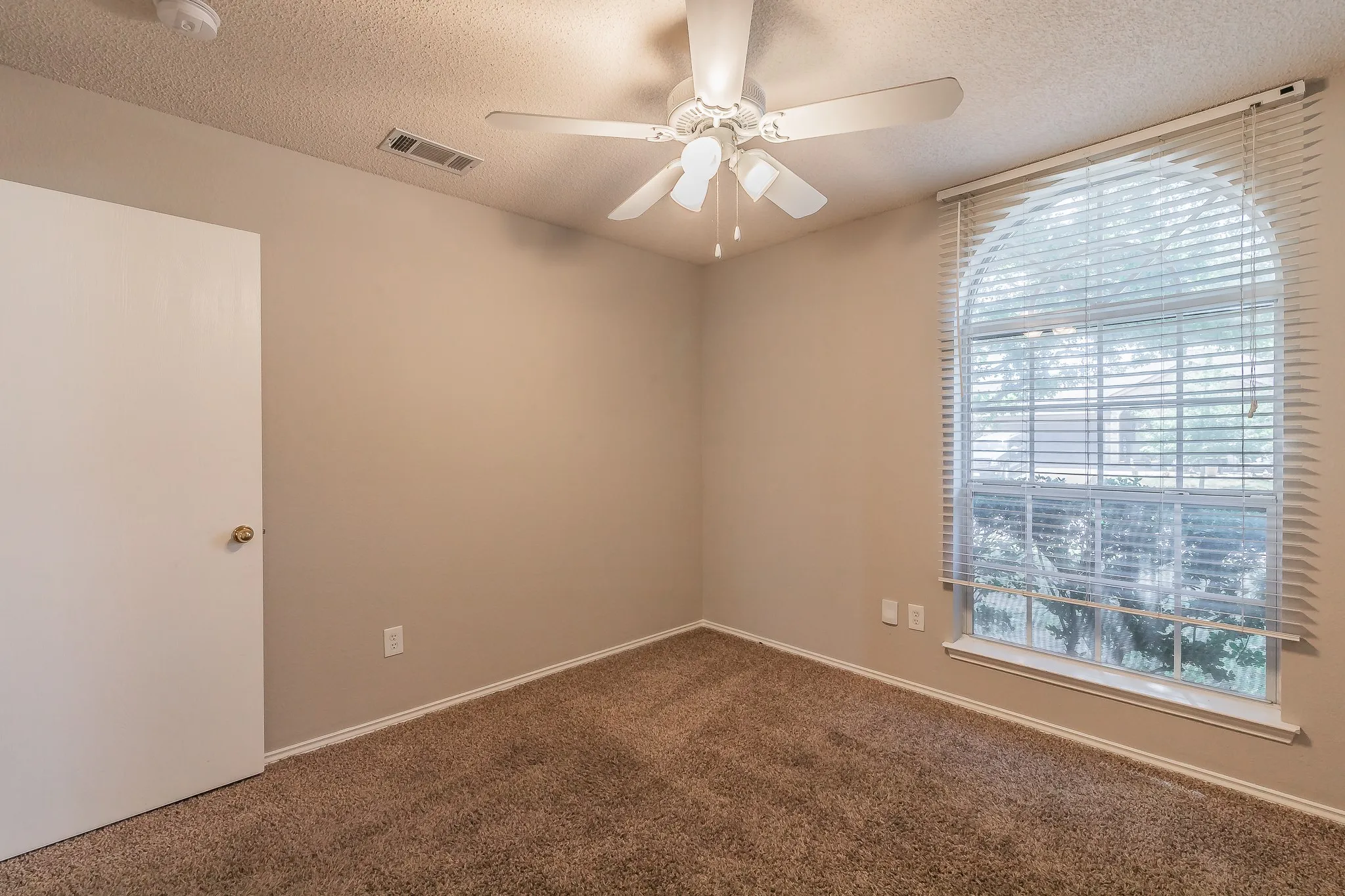 Single Family Residence For Sale in Tarrant County , 904 Parkhill Drive, Mansfield, Texas 76063, 4 Bedroom, 2 Bathroom, 2 Garage spaces, 1,804 Sqft, built in 2000, mls#21355005, Real Estate Agent in Mansfield, Homes For Sale in Tarrant county, Homes For Sale in Mansfield, Realtor in Mansfield Texas, Real Estate Brokerage Independent Realty Texas, Luminita Cordes Realtor