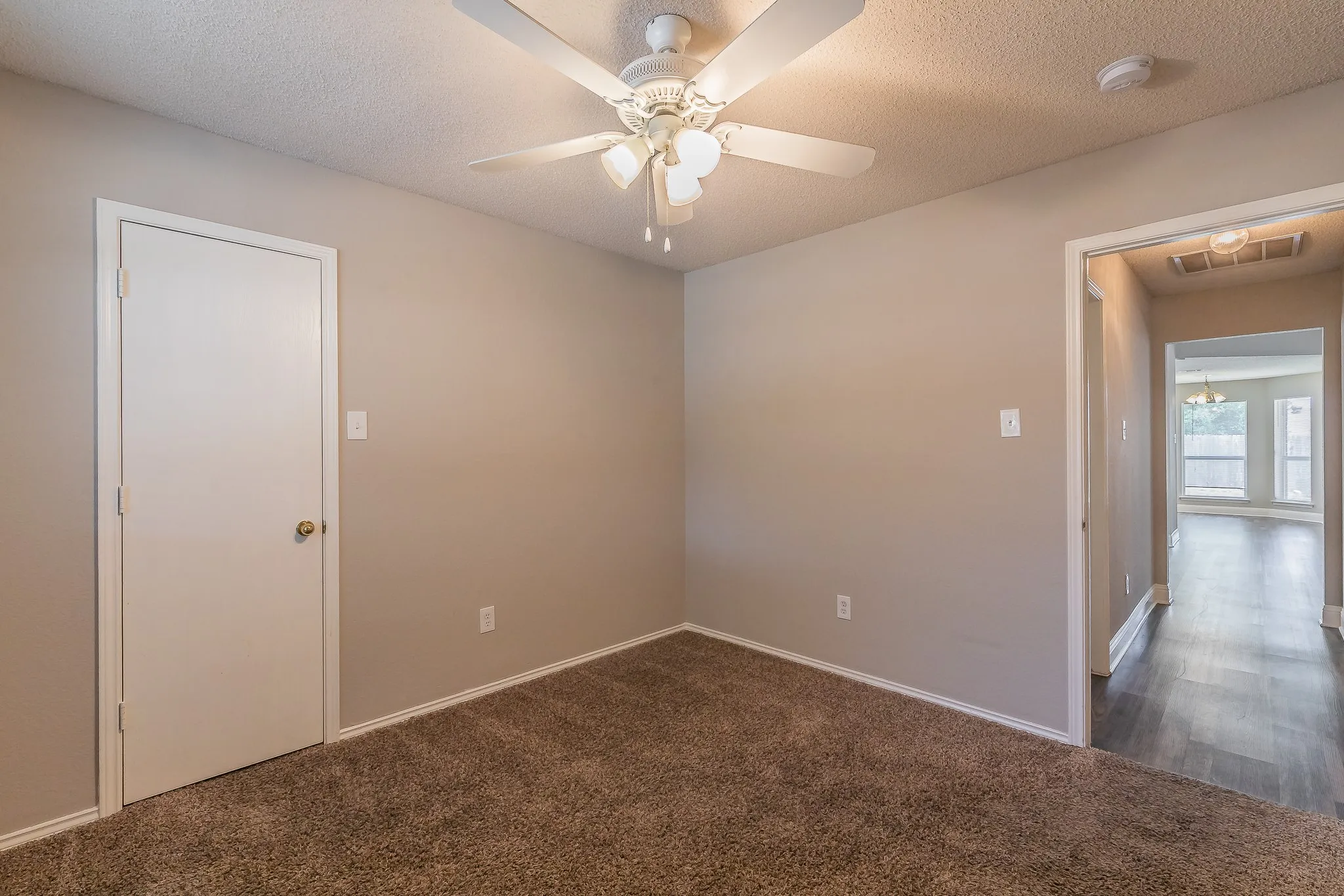Single Family Residence For Sale in Tarrant County , 904 Parkhill Drive, Mansfield, Texas 76063, 4 Bedroom, 2 Bathroom, 2 Garage spaces, 1,804 Sqft, built in 2000, mls#21355005, Real Estate Agent in Mansfield, Homes For Sale in Tarrant county, Homes For Sale in Mansfield, Realtor in Mansfield Texas, Real Estate Brokerage Independent Realty Texas, Luminita Cordes Realtor