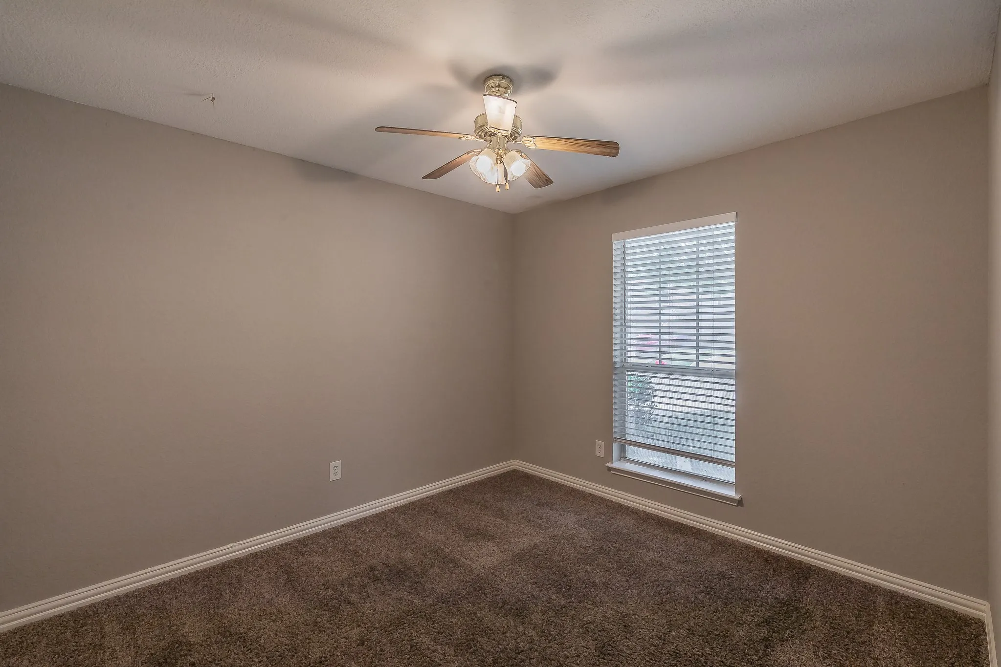 Single Family Residence For Sale in Tarrant County , 904 Parkhill Drive, Mansfield, Texas 76063, 4 Bedroom, 2 Bathroom, 2 Garage spaces, 1,804 Sqft, built in 2000, mls#21355005, Real Estate Agent in Mansfield, Homes For Sale in Tarrant county, Homes For Sale in Mansfield, Realtor in Mansfield Texas, Real Estate Brokerage Independent Realty Texas, Luminita Cordes Realtor