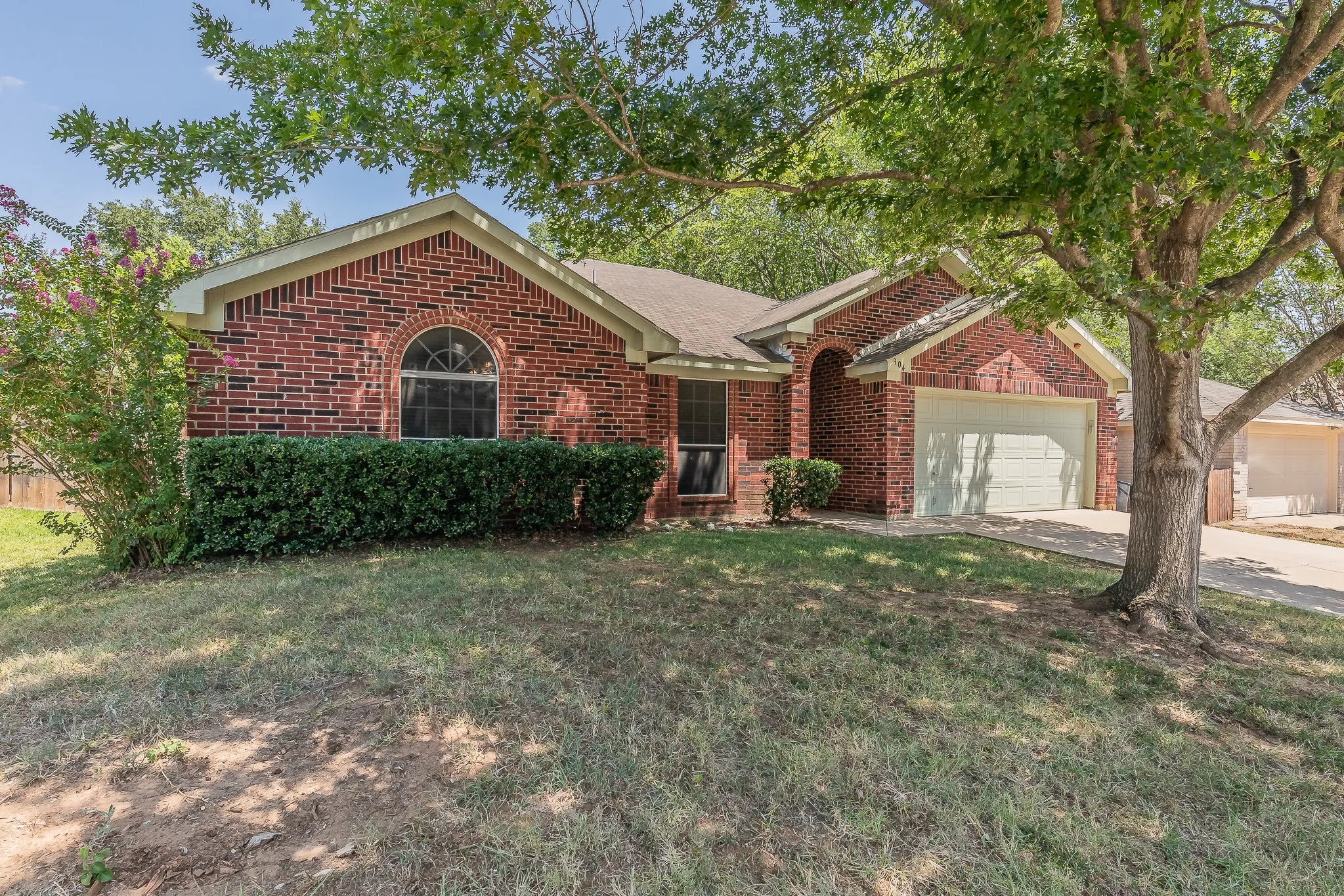 Single Family Residence For Sale in Tarrant County , 904 Parkhill Drive, Mansfield, Texas 76063, 4 Bedroom, 2 Bathroom, 2 Garage spaces, 1,804 Sqft, built in 2000, mls#21355005, Real Estate Agent in Mansfield, Homes For Sale in Tarrant county, Homes For Sale in Mansfield, Realtor in Mansfield Texas, Real Estate Brokerage Independent Realty Texas, Luminita Cordes Realtor