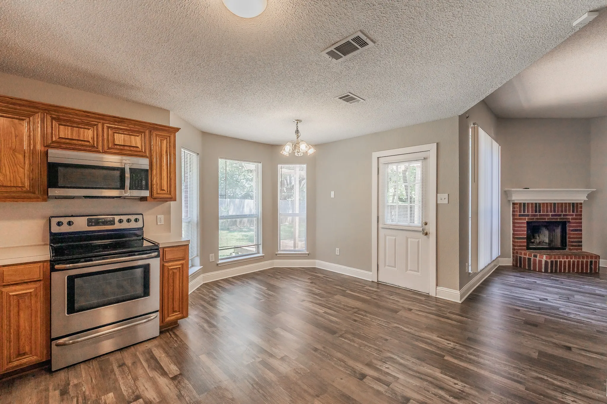 Single Family Residence For Sale in Tarrant County , 904 Parkhill Drive, Mansfield, Texas 76063, 4 Bedroom, 2 Bathroom, 2 Garage spaces, 1,804 Sqft, built in 2000, mls#21355005, Real Estate Agent in Mansfield, Homes For Sale in Tarrant county, Homes For Sale in Mansfield, Realtor in Mansfield Texas, Real Estate Brokerage Independent Realty Texas, Luminita Cordes Realtor