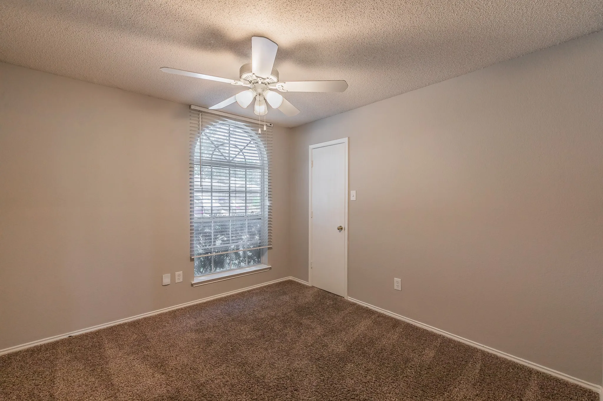 Single Family Residence For Sale in Tarrant County , 904 Parkhill Drive, Mansfield, Texas 76063, 4 Bedroom, 2 Bathroom, 2 Garage spaces, 1,804 Sqft, built in 2000, mls#21355005, Real Estate Agent in Mansfield, Homes For Sale in Tarrant county, Homes For Sale in Mansfield, Realtor in Mansfield Texas, Real Estate Brokerage Independent Realty Texas, Luminita Cordes Realtor