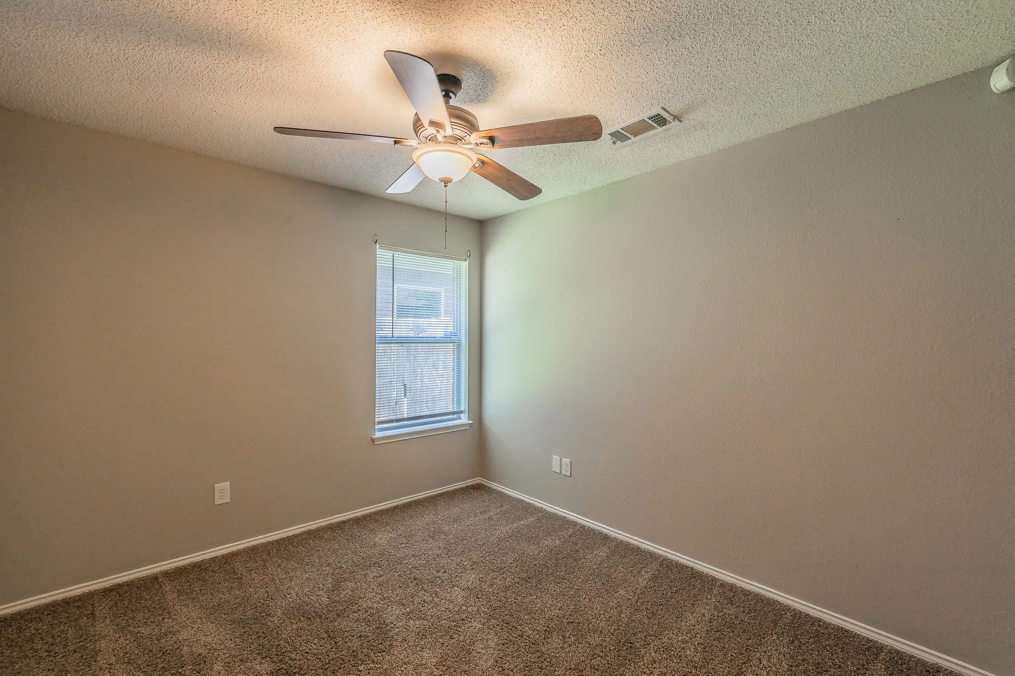 Single Family Residence For Sale in Tarrant County , 904 Parkhill Drive, Mansfield, Texas 76063, 4 Bedroom, 2 Bathroom, 2 Garage spaces, 1,804 Sqft, built in 2000, mls#21355005, Real Estate Agent in Mansfield, Homes For Sale in Tarrant county, Homes For Sale in Mansfield, Realtor in Mansfield Texas, Real Estate Brokerage Independent Realty Texas, Luminita Cordes Realtor
