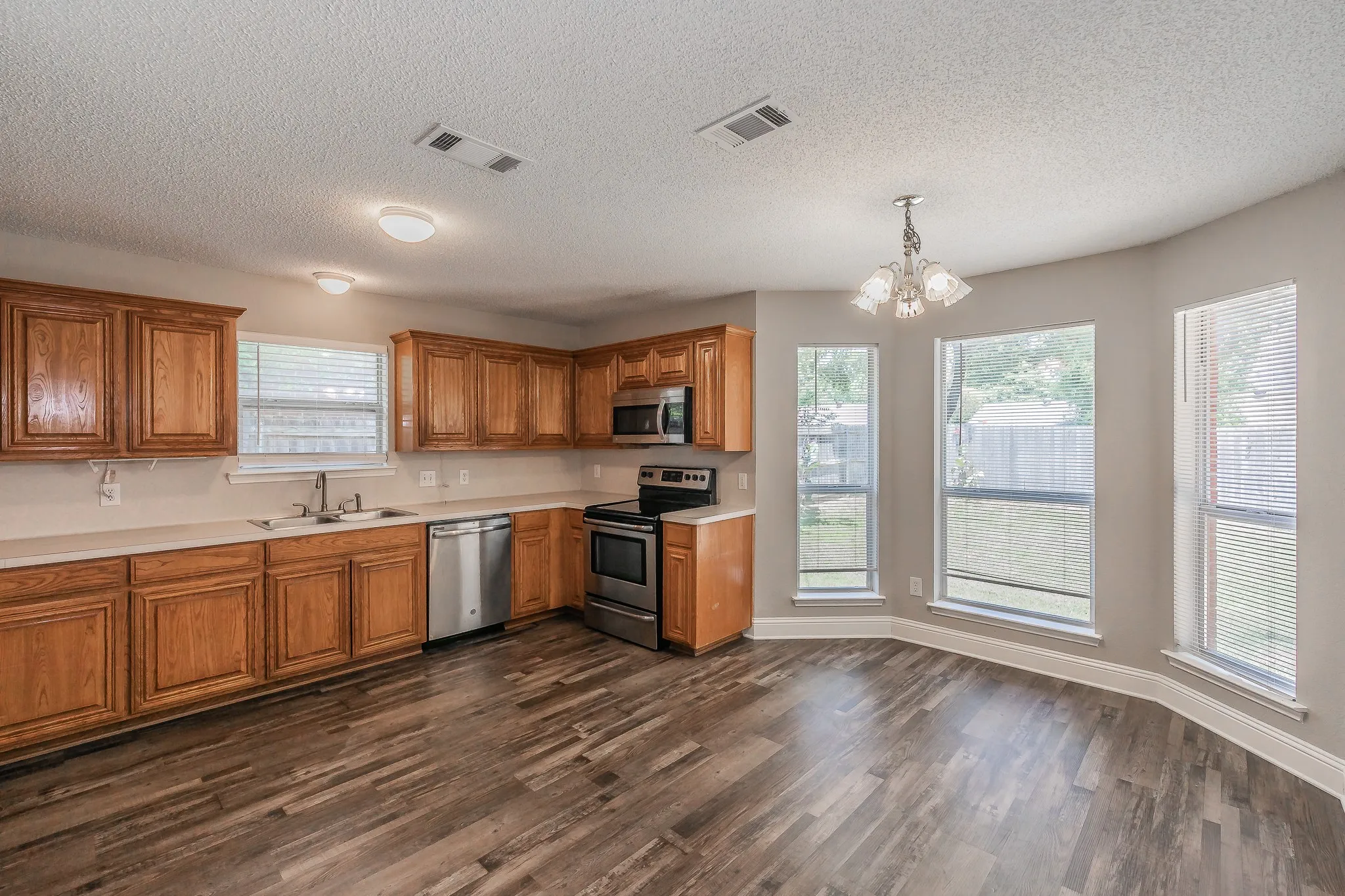 Single Family Residence For Sale in Tarrant County , 904 Parkhill Drive, Mansfield, Texas 76063, 4 Bedroom, 2 Bathroom, 2 Garage spaces, 1,804 Sqft, built in 2000, mls#21355005, Real Estate Agent in Mansfield, Homes For Sale in Tarrant county, Homes For Sale in Mansfield, Realtor in Mansfield Texas, Real Estate Brokerage Independent Realty Texas, Luminita Cordes Realtor