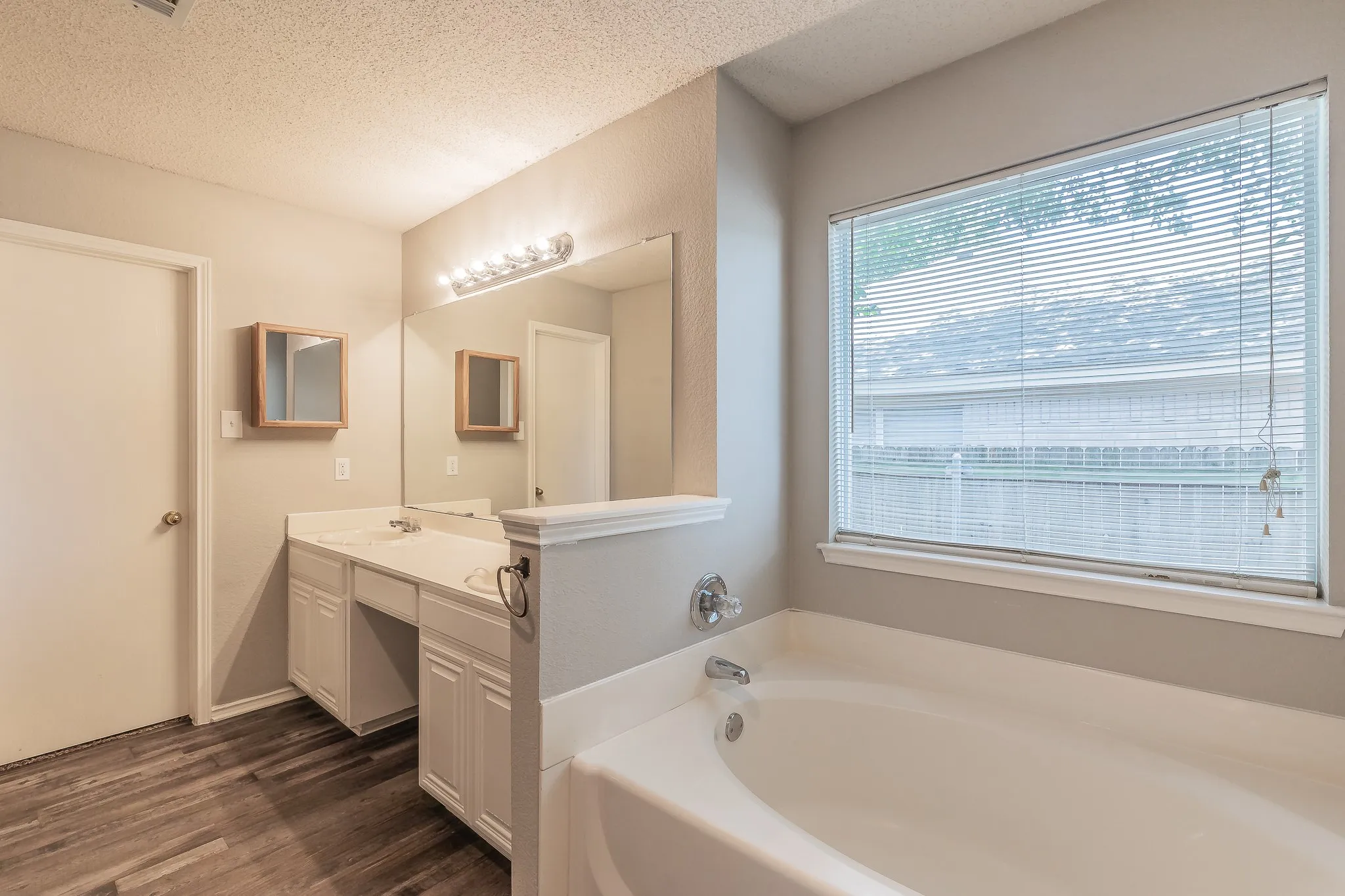 Single Family Residence For Sale in Tarrant County , 904 Parkhill Drive, Mansfield, Texas 76063, 4 Bedroom, 2 Bathroom, 2 Garage spaces, 1,804 Sqft, built in 2000, mls#21355005, Real Estate Agent in Mansfield, Homes For Sale in Tarrant county, Homes For Sale in Mansfield, Realtor in Mansfield Texas, Real Estate Brokerage Independent Realty Texas, Luminita Cordes Realtor