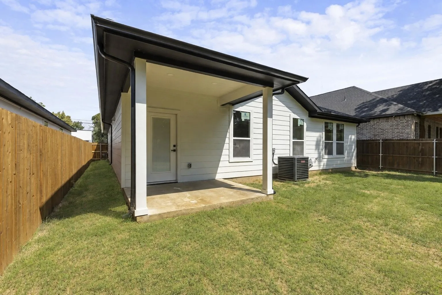Covered patio with concrete flooring