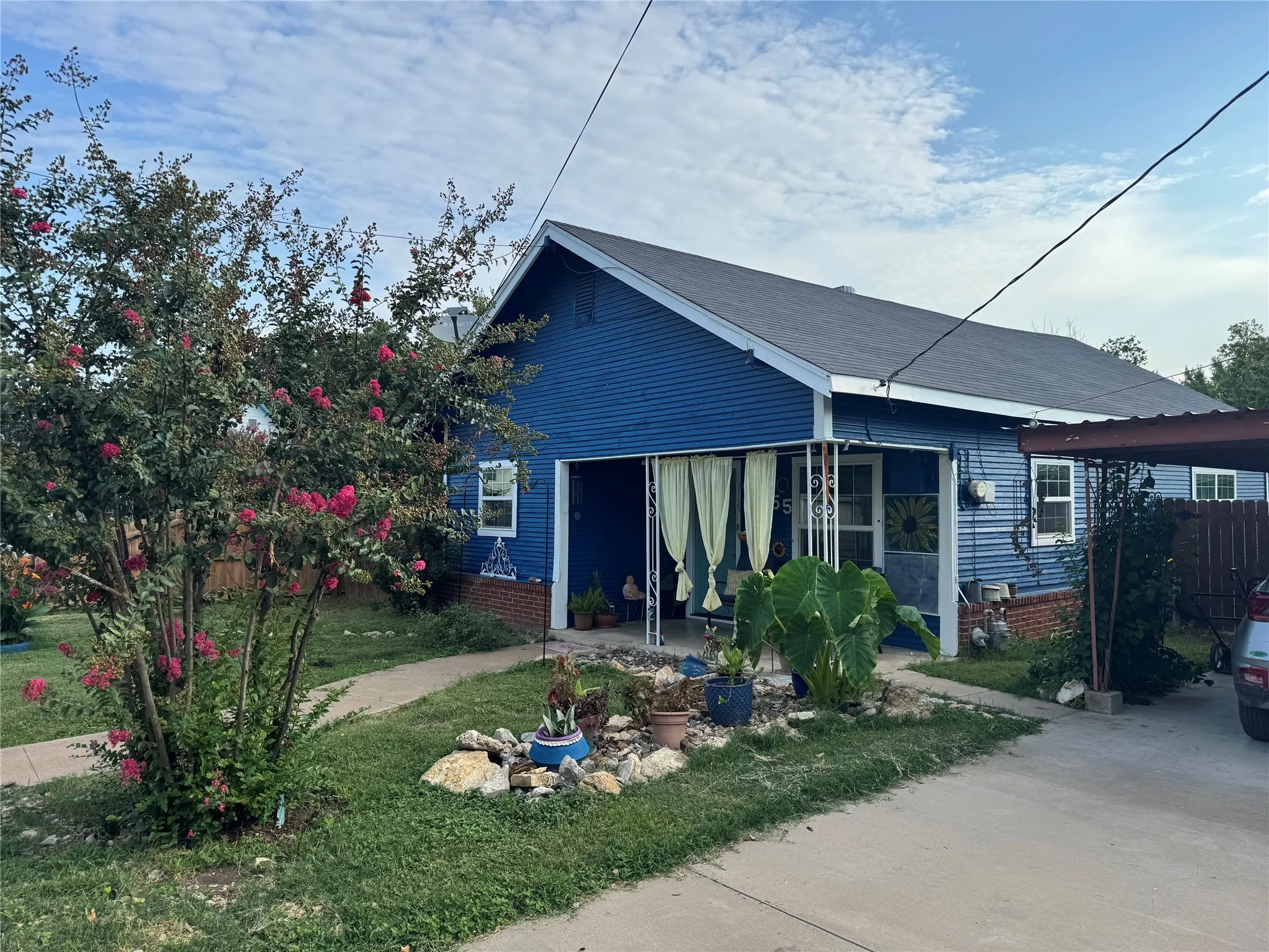 Single Family Residence For Sale in Erath County , 655 N Race Street, Stephenville, Texas 76401, 2 Bedroom, 1 Bathroom, Garage spaces, 886 Sqft, built in 1940, mls#21356311, Real Estate Agent in Stephenville, Homes For Sale in Erath county, Homes For Sale in Stephenville, Realtor in Stephenville Texas, Real Estate Brokerage Independent Realty Texas, Luminita Cordes Realtor
