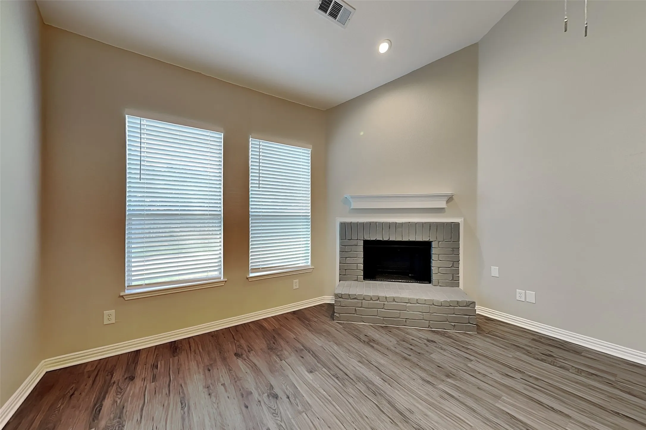 Single Family Residence For Rent in Tarrant County , 2839 Park Place Drive, Grand Prairie, Texas 75052, 4 Bedroom, 3 Bathroom, 2 Garage spaces, 2,652 Sqft, built in 2003, mls#21356312, Real Estate Agent in Grand Prairie, Homes For Rent in Tarrant county, Homes For Rent in Grand Prairie, Realtor in Grand Prairie Texas, Real Estate Brokerage Independent Realty Texas, Luminita Cordes Realtor