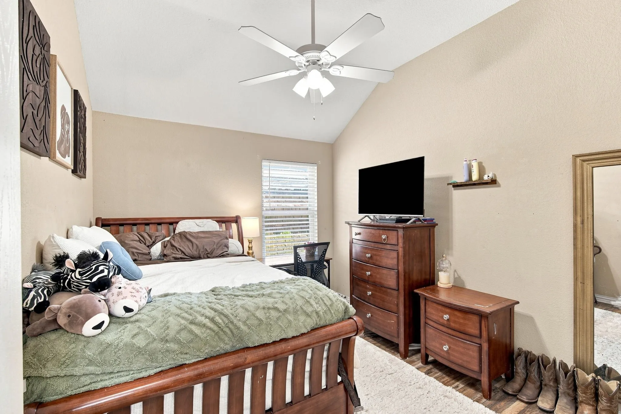 Single Family Residence For Sale in Ellis County , 302 Creekside Way, Waxahachie, Texas 75165, 4 Bedroom, 2 Bathroom, 2 Garage spaces, 1,735 Sqft, built in 2005, mls#21354635, Real Estate Agent in Waxahachie, Homes For Sale in Ellis county, Homes For Sale in Waxahachie, Realtor in Waxahachie Texas, Real Estate Brokerage Independent Realty Texas, Luminita Cordes Realtor