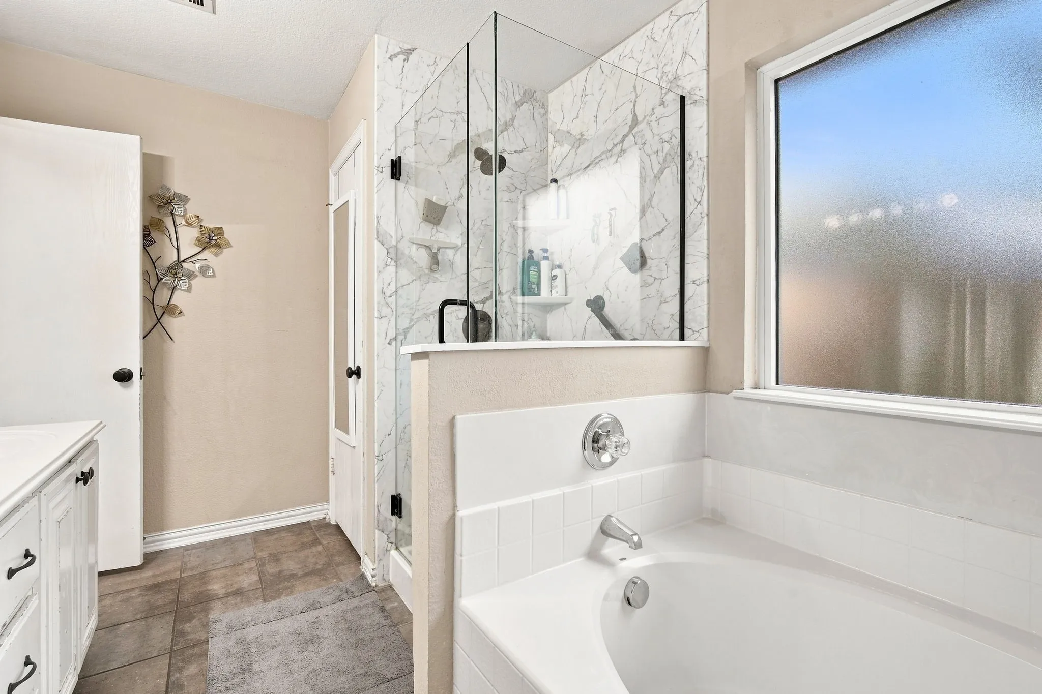 Single Family Residence For Sale in Ellis County , 302 Creekside Way, Waxahachie, Texas 75165, 4 Bedroom, 2 Bathroom, 2 Garage spaces, 1,735 Sqft, built in 2005, mls#21354635, Real Estate Agent in Waxahachie, Homes For Sale in Ellis county, Homes For Sale in Waxahachie, Realtor in Waxahachie Texas, Real Estate Brokerage Independent Realty Texas, Luminita Cordes Realtor