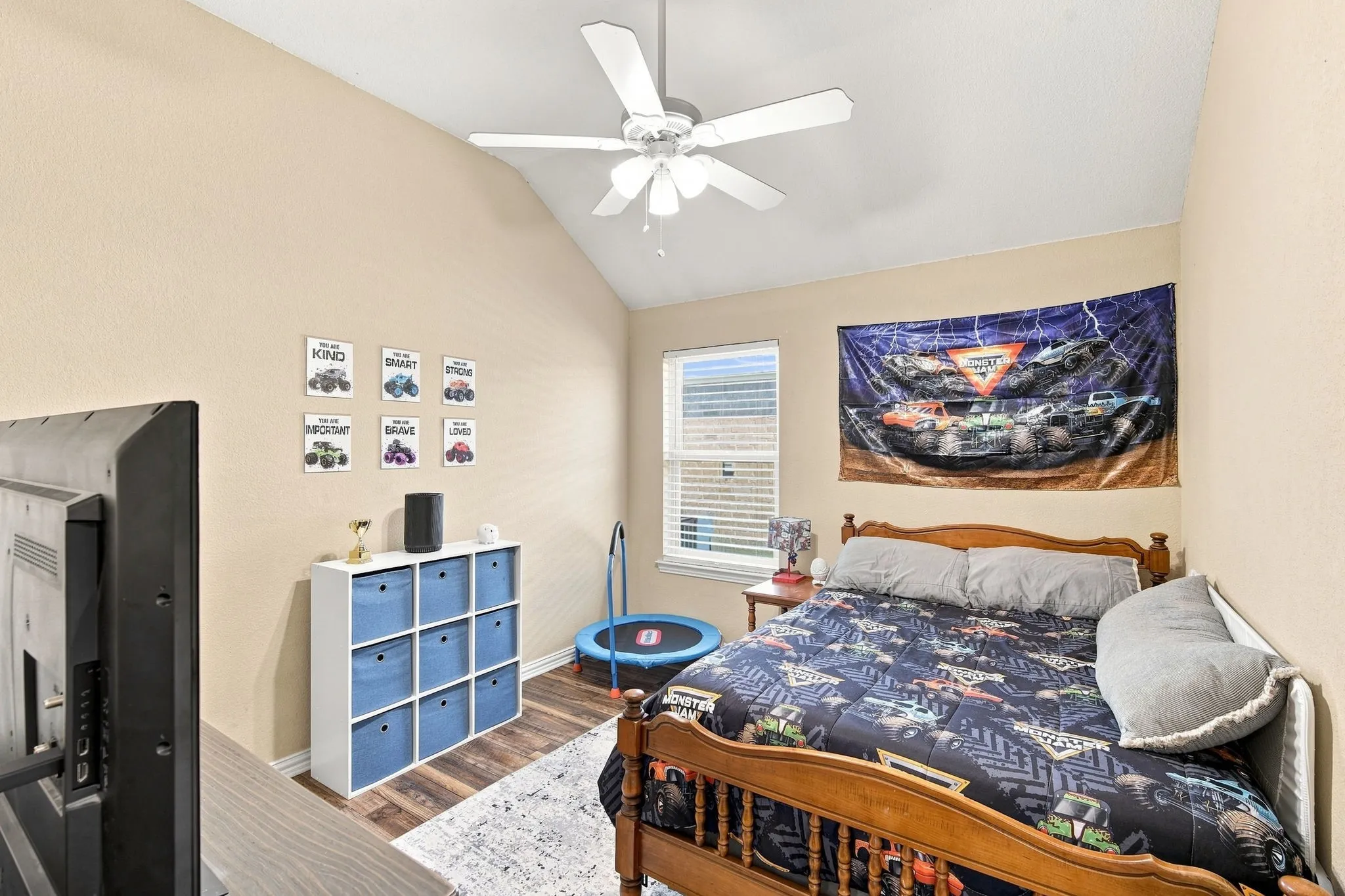 Single Family Residence For Sale in Ellis County , 302 Creekside Way, Waxahachie, Texas 75165, 4 Bedroom, 2 Bathroom, 2 Garage spaces, 1,735 Sqft, built in 2005, mls#21354635, Real Estate Agent in Waxahachie, Homes For Sale in Ellis county, Homes For Sale in Waxahachie, Realtor in Waxahachie Texas, Real Estate Brokerage Independent Realty Texas, Luminita Cordes Realtor
