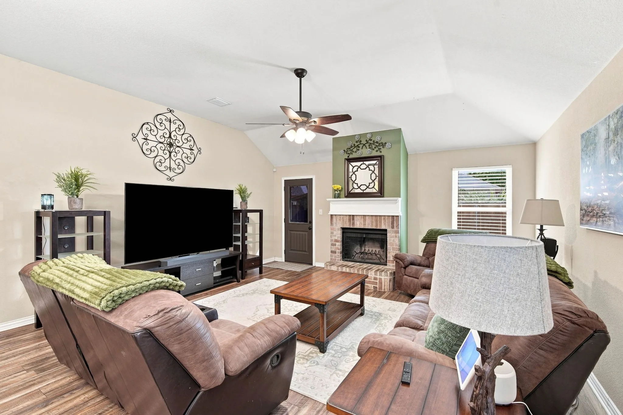 Single Family Residence For Sale in Ellis County , 302 Creekside Way, Waxahachie, Texas 75165, 4 Bedroom, 2 Bathroom, 2 Garage spaces, 1,735 Sqft, built in 2005, mls#21354635, Real Estate Agent in Waxahachie, Homes For Sale in Ellis county, Homes For Sale in Waxahachie, Realtor in Waxahachie Texas, Real Estate Brokerage Independent Realty Texas, Luminita Cordes Realtor