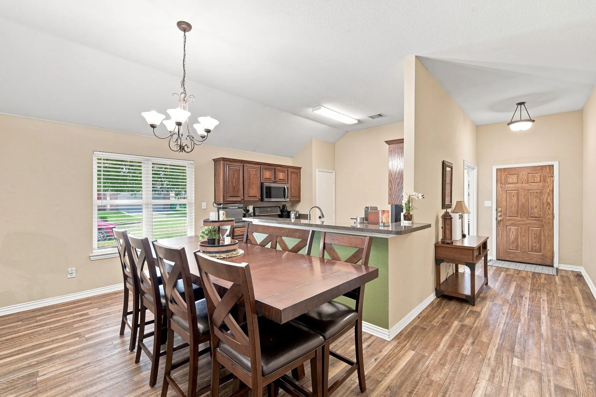 Single Family Residence For Sale in Ellis County , 302 Creekside Way, Waxahachie, Texas 75165, 4 Bedroom, 2 Bathroom, 2 Garage spaces, 1,735 Sqft, built in 2005, mls#21354635, Real Estate Agent in Waxahachie, Homes For Sale in Ellis county, Homes For Sale in Waxahachie, Realtor in Waxahachie Texas, Real Estate Brokerage Independent Realty Texas, Luminita Cordes Realtor
