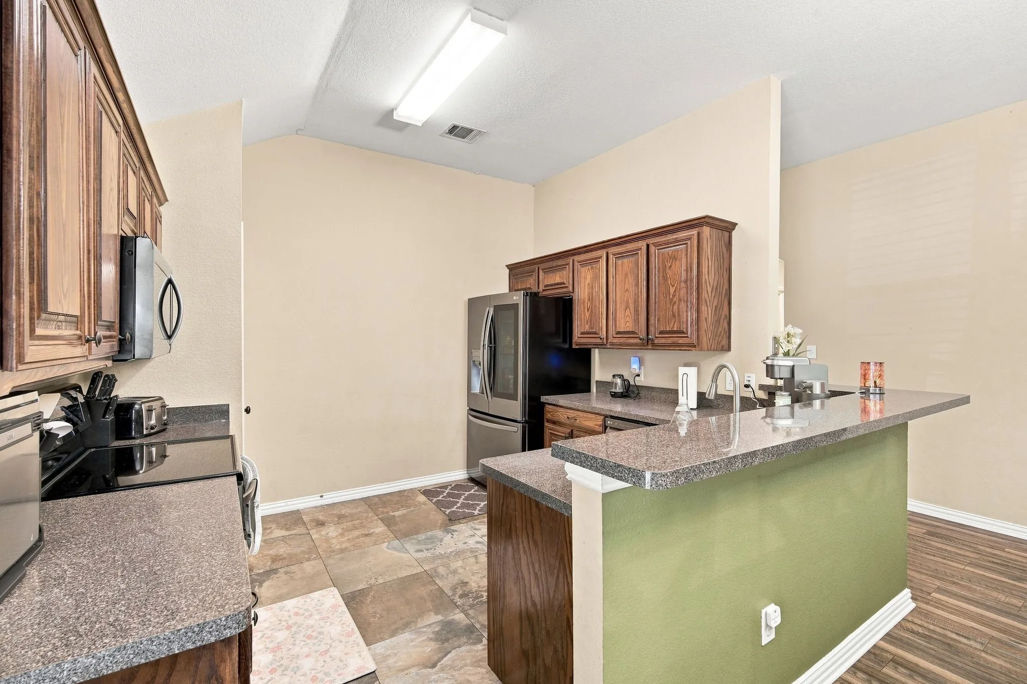 Single Family Residence For Sale in Ellis County , 302 Creekside Way, Waxahachie, Texas 75165, 4 Bedroom, 2 Bathroom, 2 Garage spaces, 1,735 Sqft, built in 2005, mls#21354635, Real Estate Agent in Waxahachie, Homes For Sale in Ellis county, Homes For Sale in Waxahachie, Realtor in Waxahachie Texas, Real Estate Brokerage Independent Realty Texas, Luminita Cordes Realtor