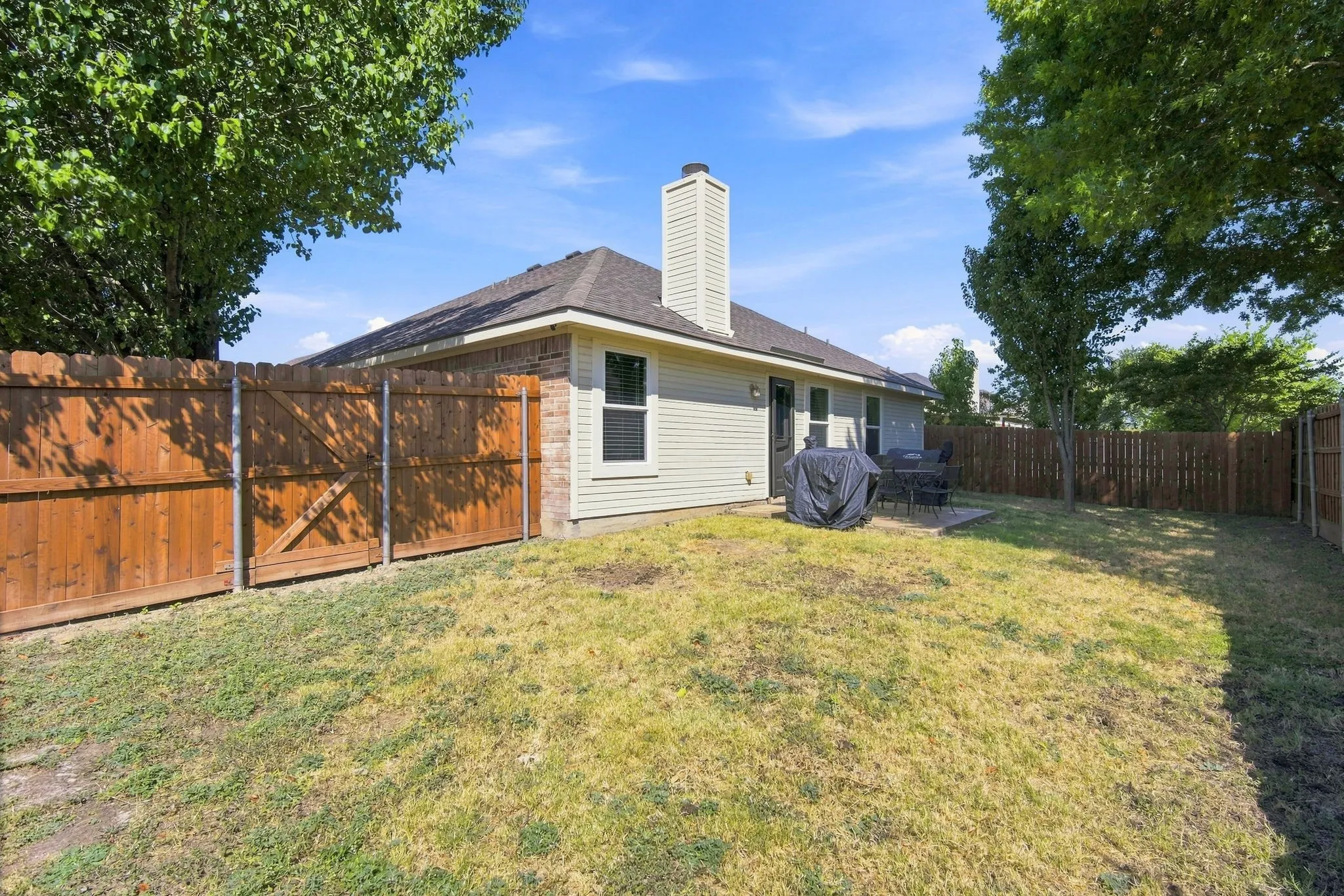 Single Family Residence For Sale in Ellis County , 302 Creekside Way, Waxahachie, Texas 75165, 4 Bedroom, 2 Bathroom, 2 Garage spaces, 1,735 Sqft, built in 2005, mls#21354635, Real Estate Agent in Waxahachie, Homes For Sale in Ellis county, Homes For Sale in Waxahachie, Realtor in Waxahachie Texas, Real Estate Brokerage Independent Realty Texas, Luminita Cordes Realtor