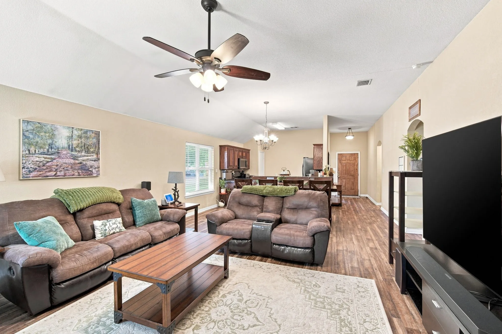 Single Family Residence For Sale in Ellis County , 302 Creekside Way, Waxahachie, Texas 75165, 4 Bedroom, 2 Bathroom, 2 Garage spaces, 1,735 Sqft, built in 2005, mls#21354635, Real Estate Agent in Waxahachie, Homes For Sale in Ellis county, Homes For Sale in Waxahachie, Realtor in Waxahachie Texas, Real Estate Brokerage Independent Realty Texas, Luminita Cordes Realtor