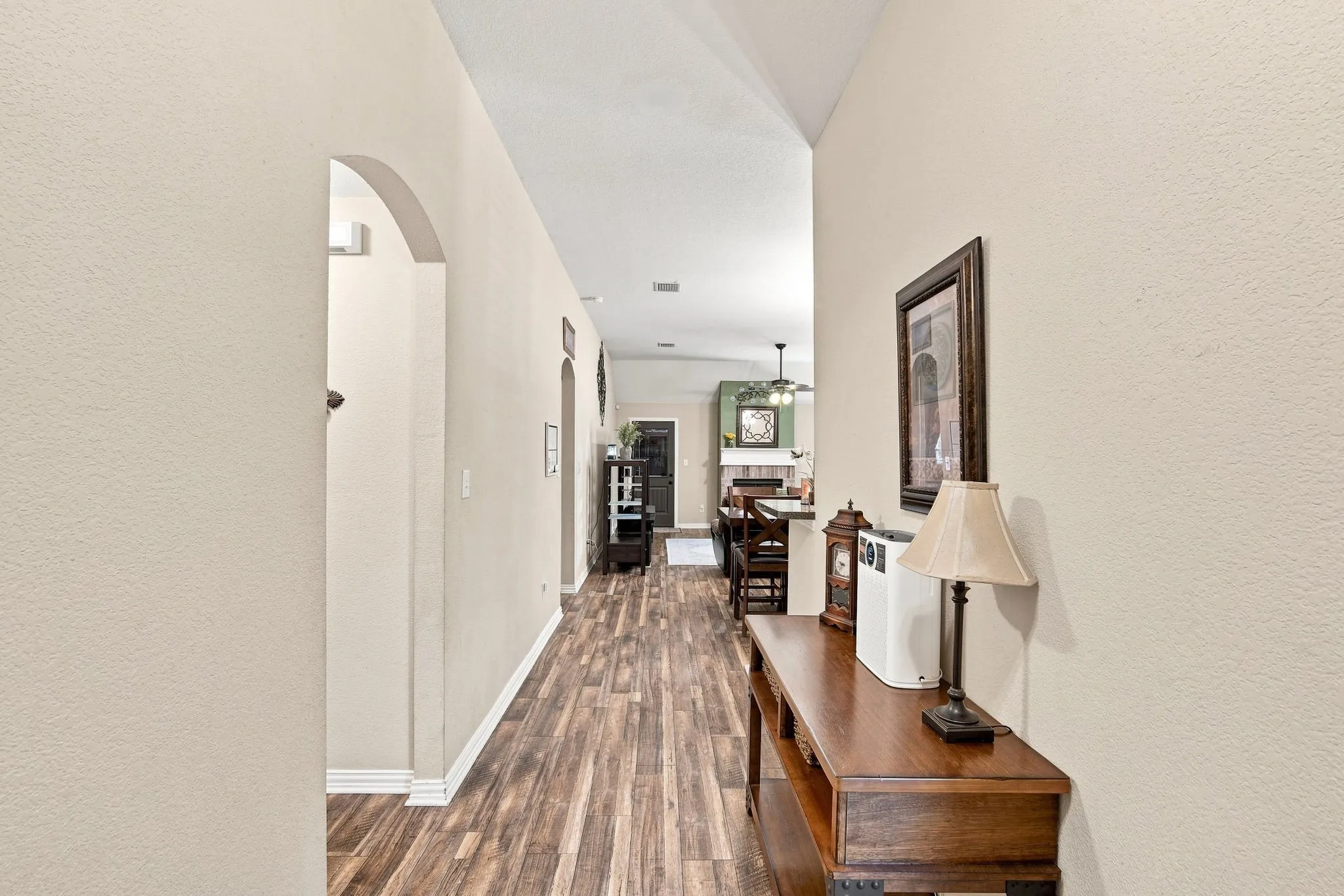 Single Family Residence For Sale in Ellis County , 302 Creekside Way, Waxahachie, Texas 75165, 4 Bedroom, 2 Bathroom, 2 Garage spaces, 1,735 Sqft, built in 2005, mls#21354635, Real Estate Agent in Waxahachie, Homes For Sale in Ellis county, Homes For Sale in Waxahachie, Realtor in Waxahachie Texas, Real Estate Brokerage Independent Realty Texas, Luminita Cordes Realtor