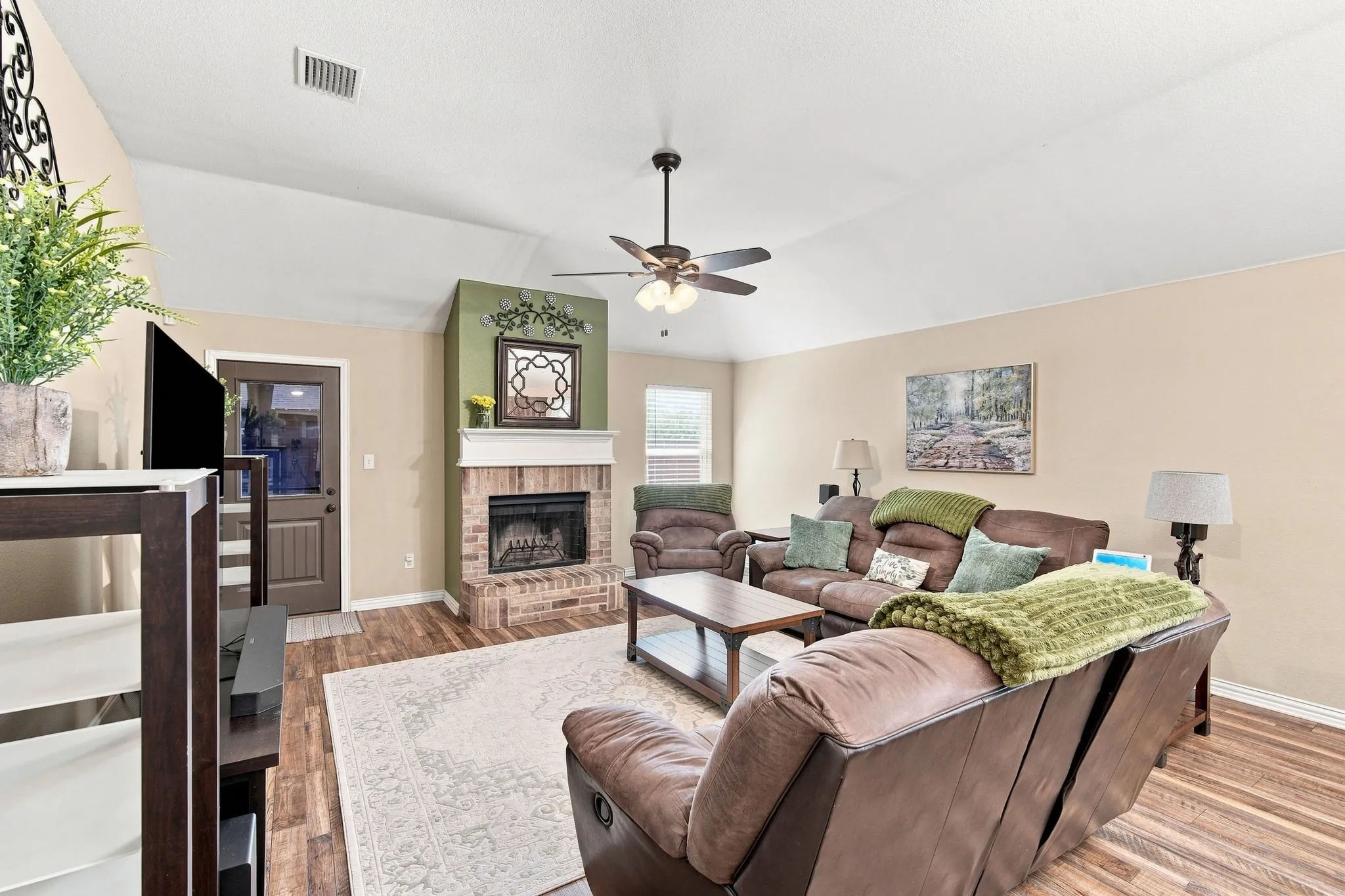 Single Family Residence For Sale in Ellis County , 302 Creekside Way, Waxahachie, Texas 75165, 4 Bedroom, 2 Bathroom, 2 Garage spaces, 1,735 Sqft, built in 2005, mls#21354635, Real Estate Agent in Waxahachie, Homes For Sale in Ellis county, Homes For Sale in Waxahachie, Realtor in Waxahachie Texas, Real Estate Brokerage Independent Realty Texas, Luminita Cordes Realtor