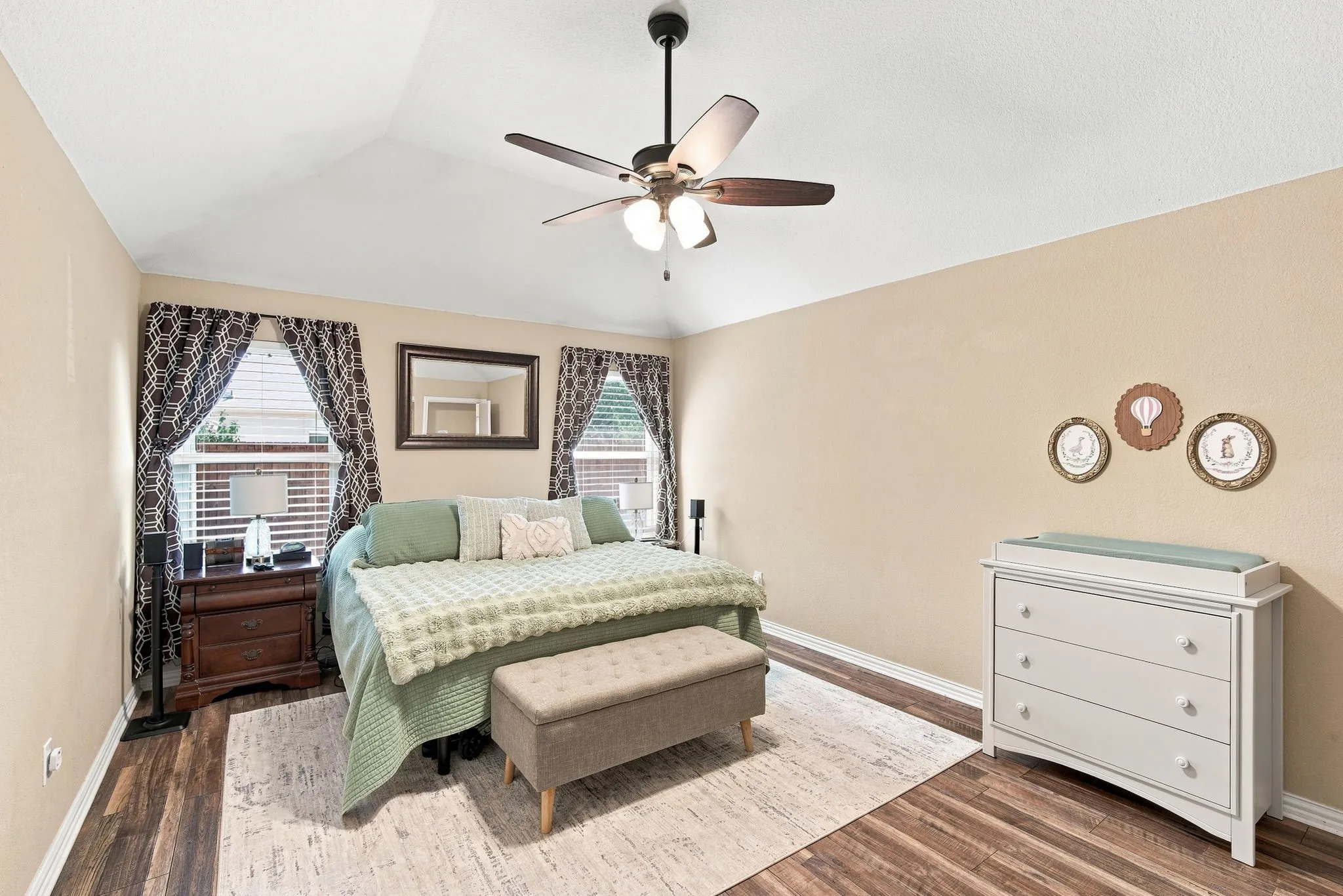 Single Family Residence For Sale in Ellis County , 302 Creekside Way, Waxahachie, Texas 75165, 4 Bedroom, 2 Bathroom, 2 Garage spaces, 1,735 Sqft, built in 2005, mls#21354635, Real Estate Agent in Waxahachie, Homes For Sale in Ellis county, Homes For Sale in Waxahachie, Realtor in Waxahachie Texas, Real Estate Brokerage Independent Realty Texas, Luminita Cordes Realtor