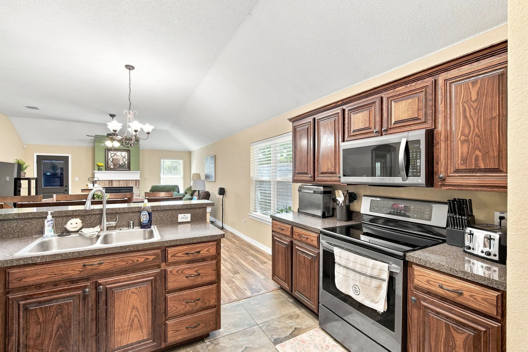 Single Family Residence For Sale in Ellis County , 302 Creekside Way, Waxahachie, Texas 75165, 4 Bedroom, 2 Bathroom, 2 Garage spaces, 1,735 Sqft, built in 2005, mls#21354635, Real Estate Agent in Waxahachie, Homes For Sale in Ellis county, Homes For Sale in Waxahachie, Realtor in Waxahachie Texas, Real Estate Brokerage Independent Realty Texas, Luminita Cordes Realtor