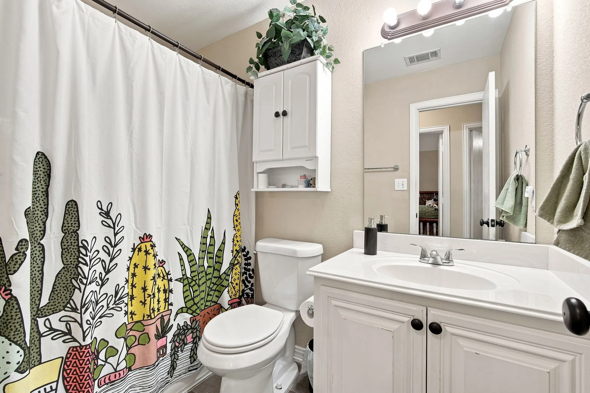 Single Family Residence For Sale in Ellis County , 302 Creekside Way, Waxahachie, Texas 75165, 4 Bedroom, 2 Bathroom, 2 Garage spaces, 1,735 Sqft, built in 2005, mls#21354635, Real Estate Agent in Waxahachie, Homes For Sale in Ellis county, Homes For Sale in Waxahachie, Realtor in Waxahachie Texas, Real Estate Brokerage Independent Realty Texas, Luminita Cordes Realtor