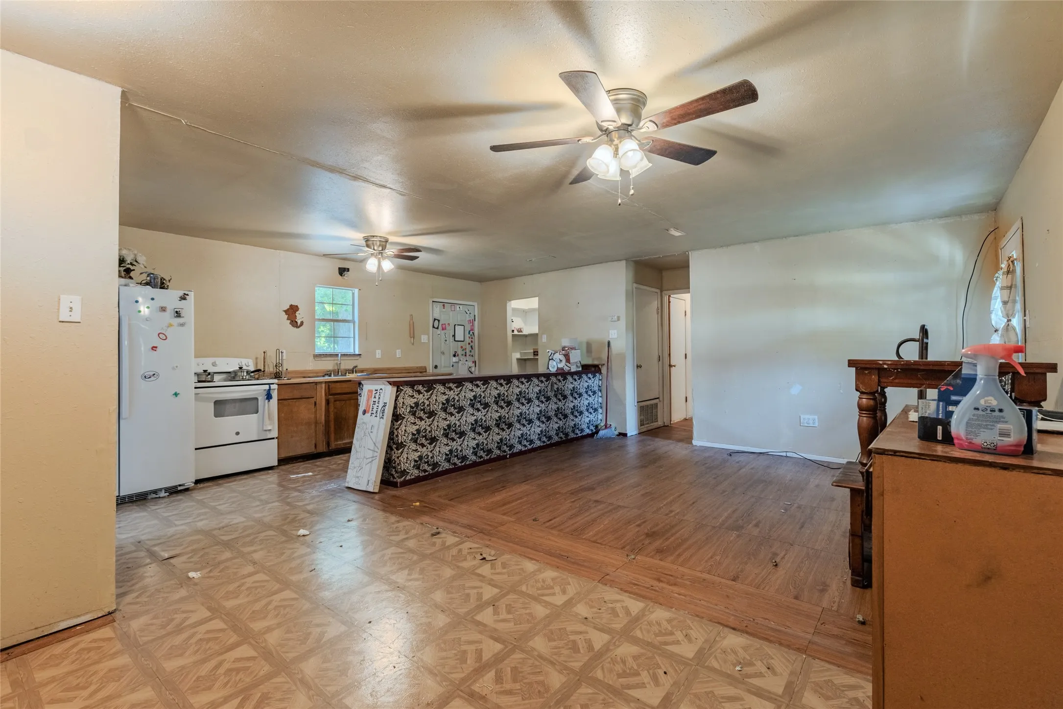 Single Family Residence For Sale in Hunt County , 4666 Fm 1569, Farmersville, Texas 75442, 6 Bedroom, 3 Bathroom, 2 Garage spaces, 1,854 Sqft, built in 1992, mls#21356331, Real Estate Agent in Farmersville, Homes For Sale in Hunt county, Homes For Sale in Farmersville, Realtor in Farmersville Texas, Real Estate Brokerage Independent Realty Texas, Luminita Cordes Realtor