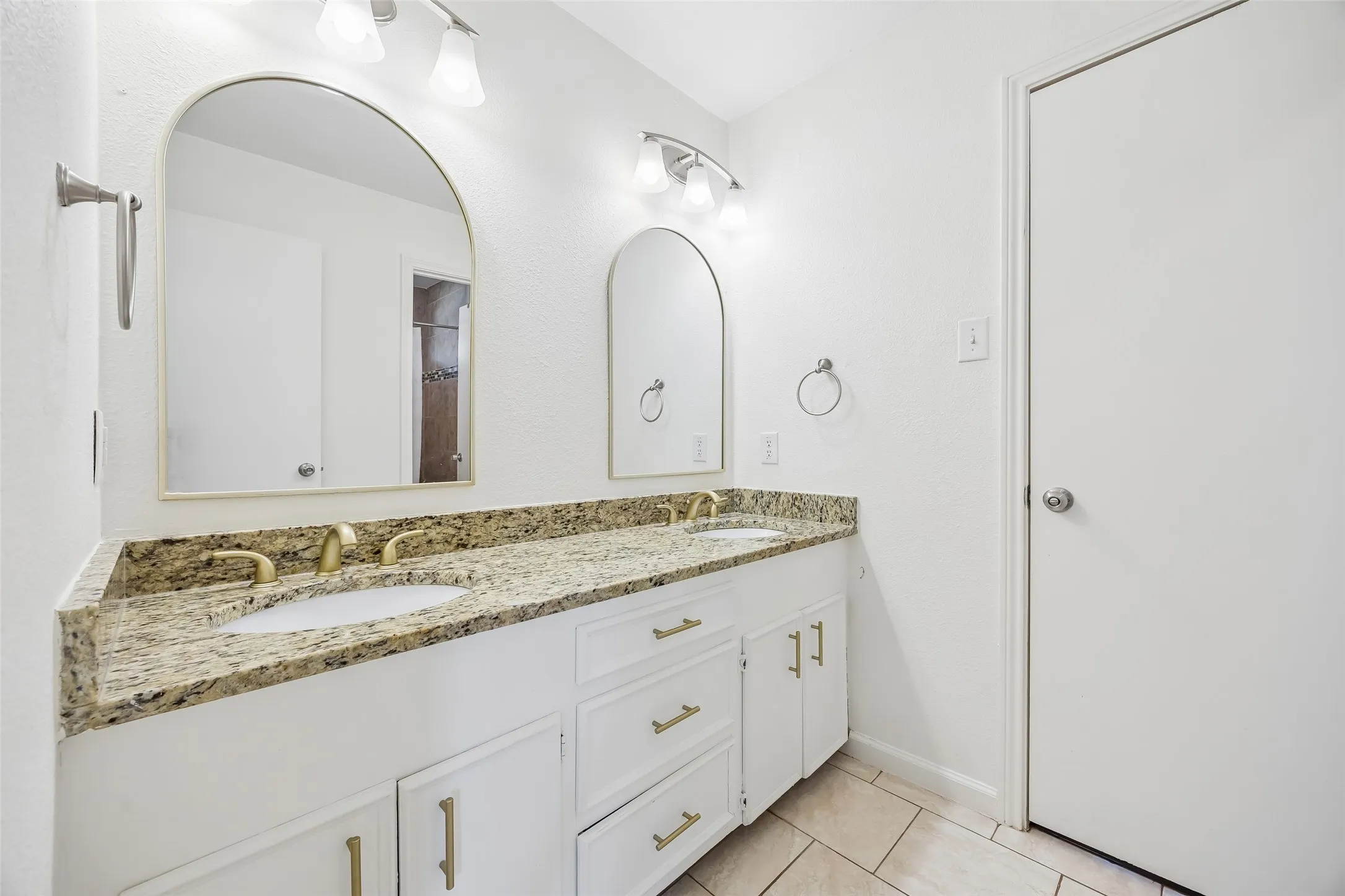 Single Family Residence For Sale in Collin County , 2904 Robin Road, Plano, Texas 75075, 4 Bedroom, 3 Bathroom, 2 Garage spaces, 2,639 Sqft, built in 1973, mls#21355811, Real Estate Agent in Plano, Homes For Sale in Collin county, Homes For Sale in Plano, Realtor in Plano Texas, Real Estate Brokerage Independent Realty Texas, Luminita Cordes Realtor